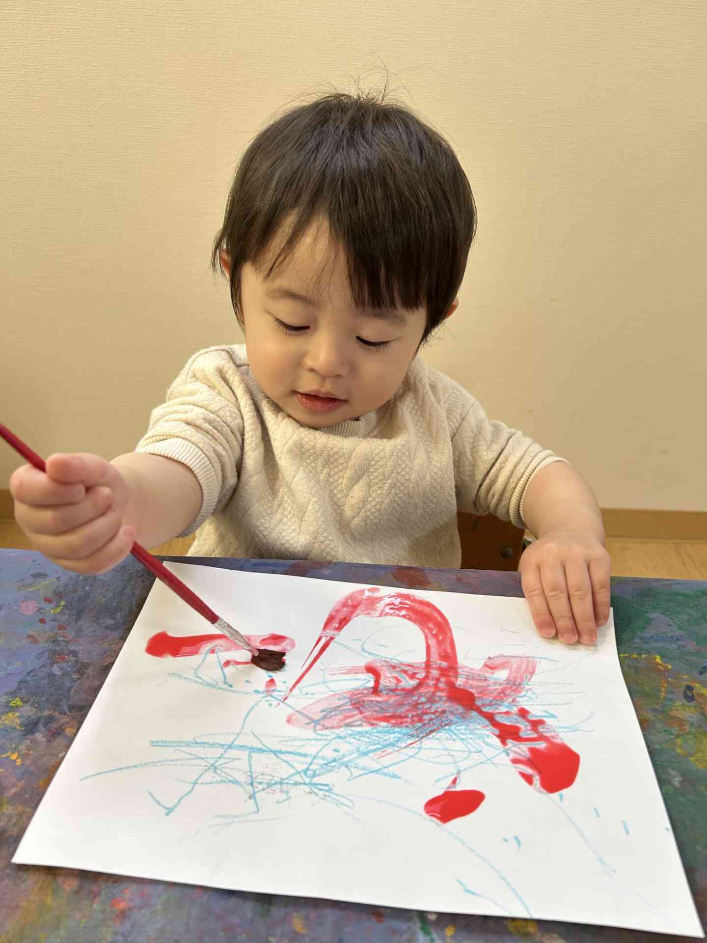 自分で絵の具を何度もつけてぬりぬり