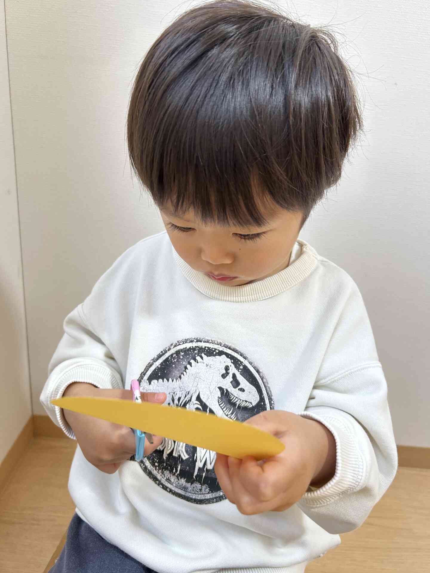 チョキチョキ。