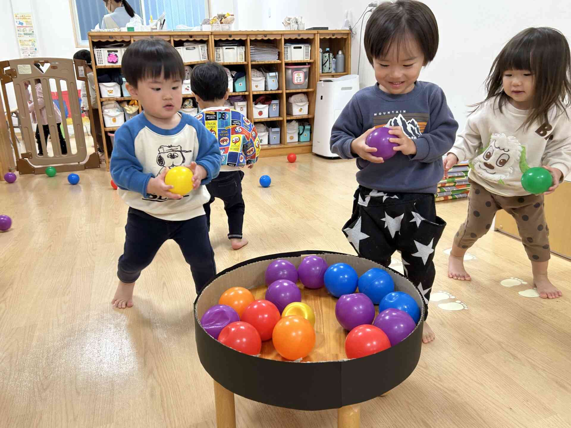 カラーボールに見立てたひなあられを探したよ！