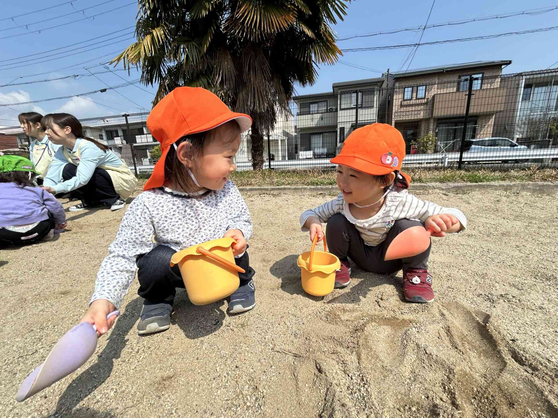 砂場遊び、楽しいね。