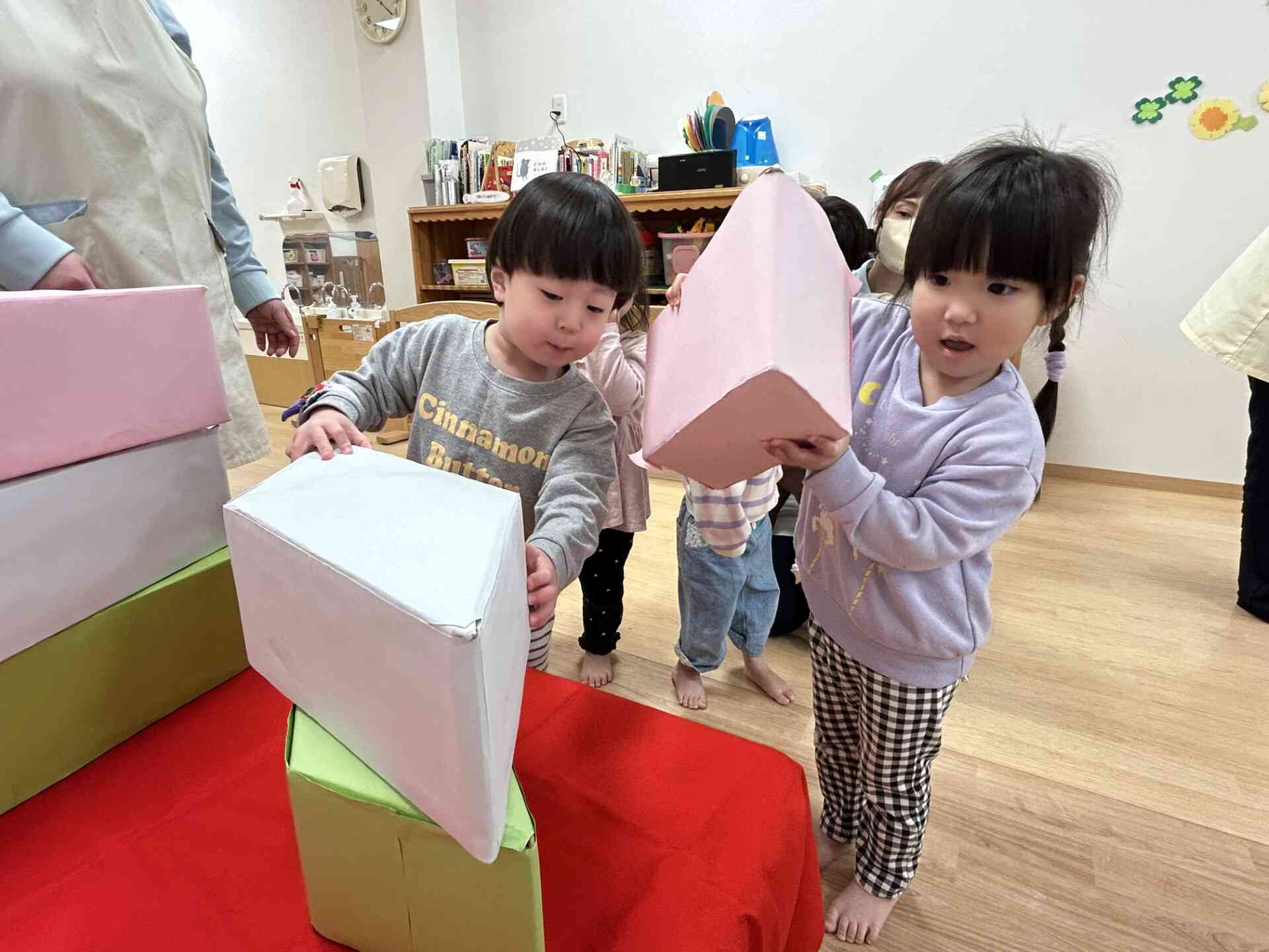 ひし餅見つけるの難しかったよ。さすが2歳児さん！色の順番バッチリです！