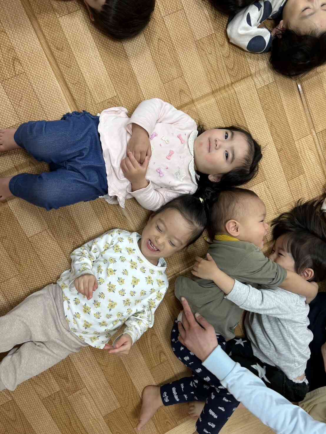 友だち同士でギュっ！