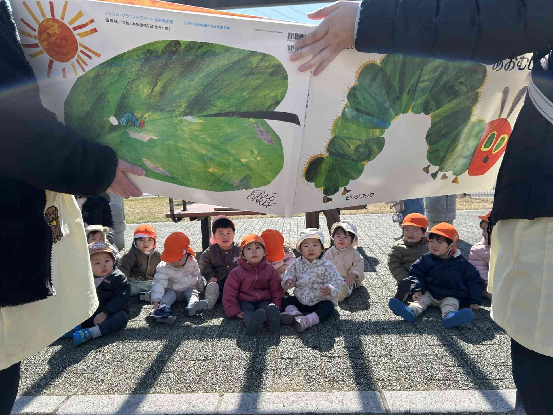 青空の下で絵本の時間を楽しみました！
