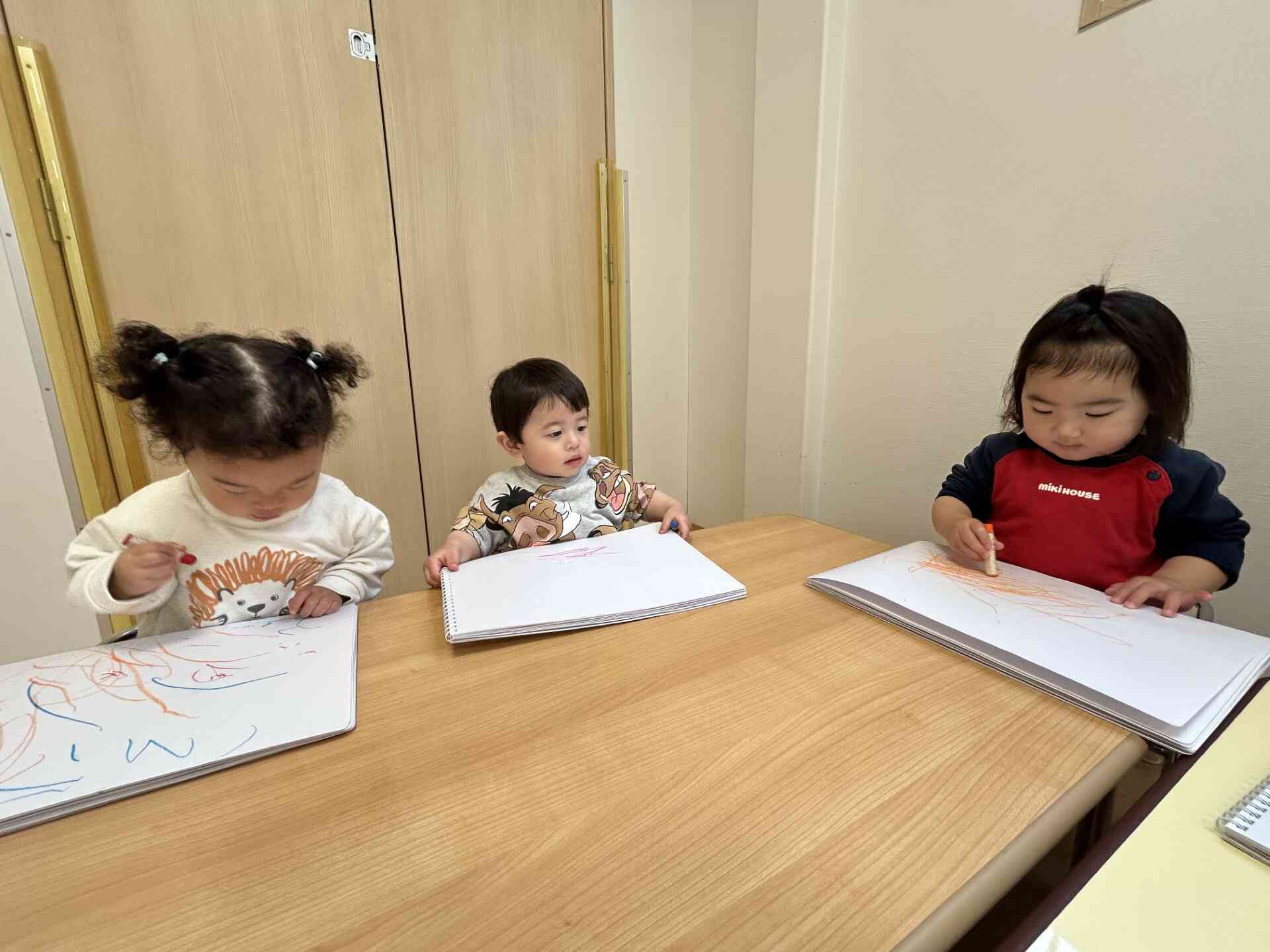 お友だちがお友だちが描いている様子を観察中…