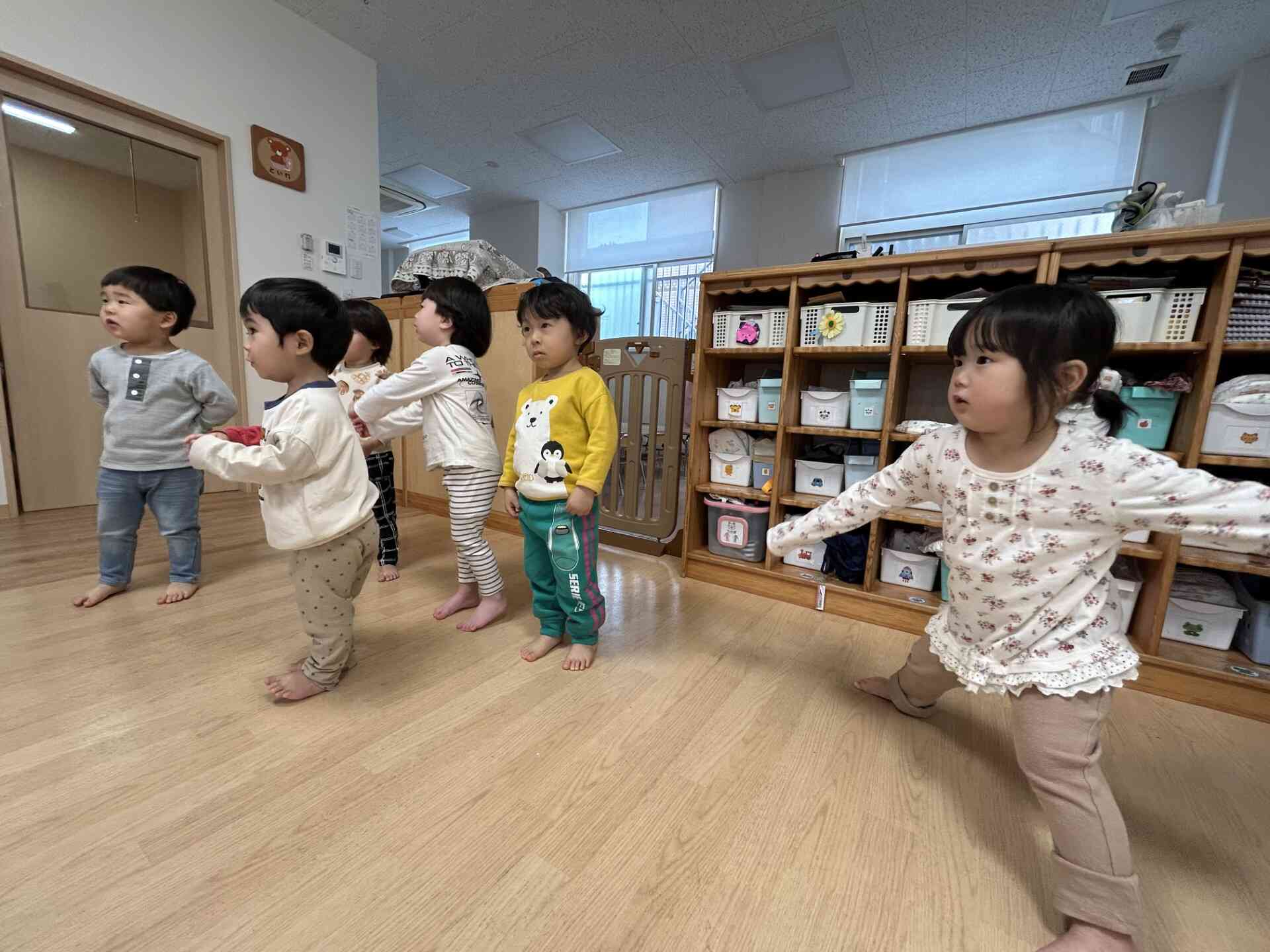 はたらくくるまに変身して体操中です。