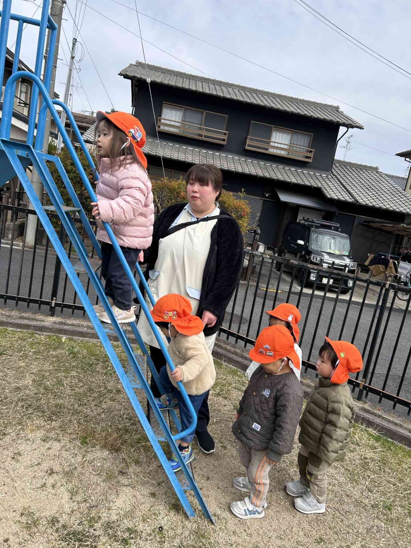 順番を守ってゆっくり階段をのぼるよ。