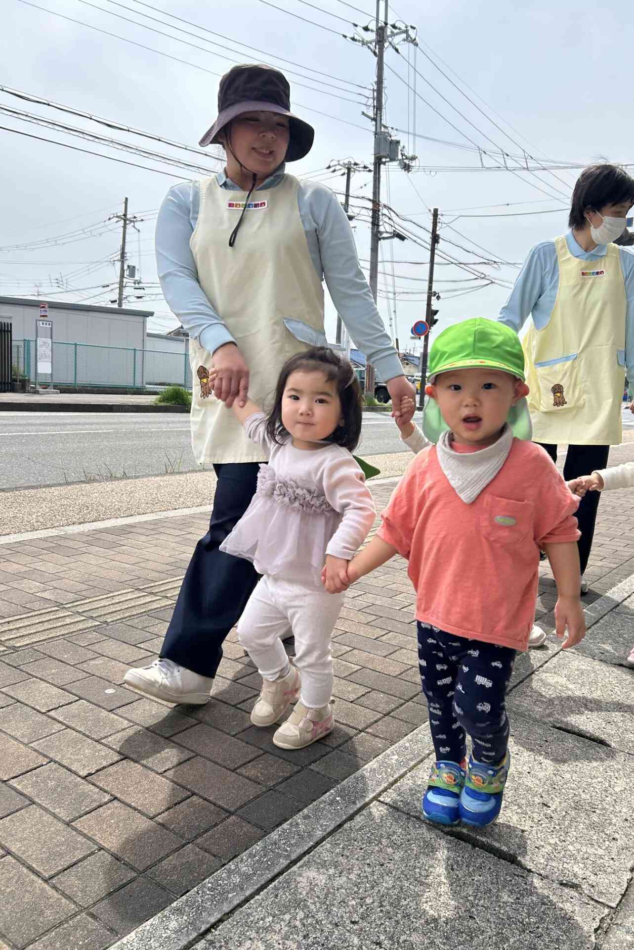 新うさぎ組さんの誘導でお散歩です!