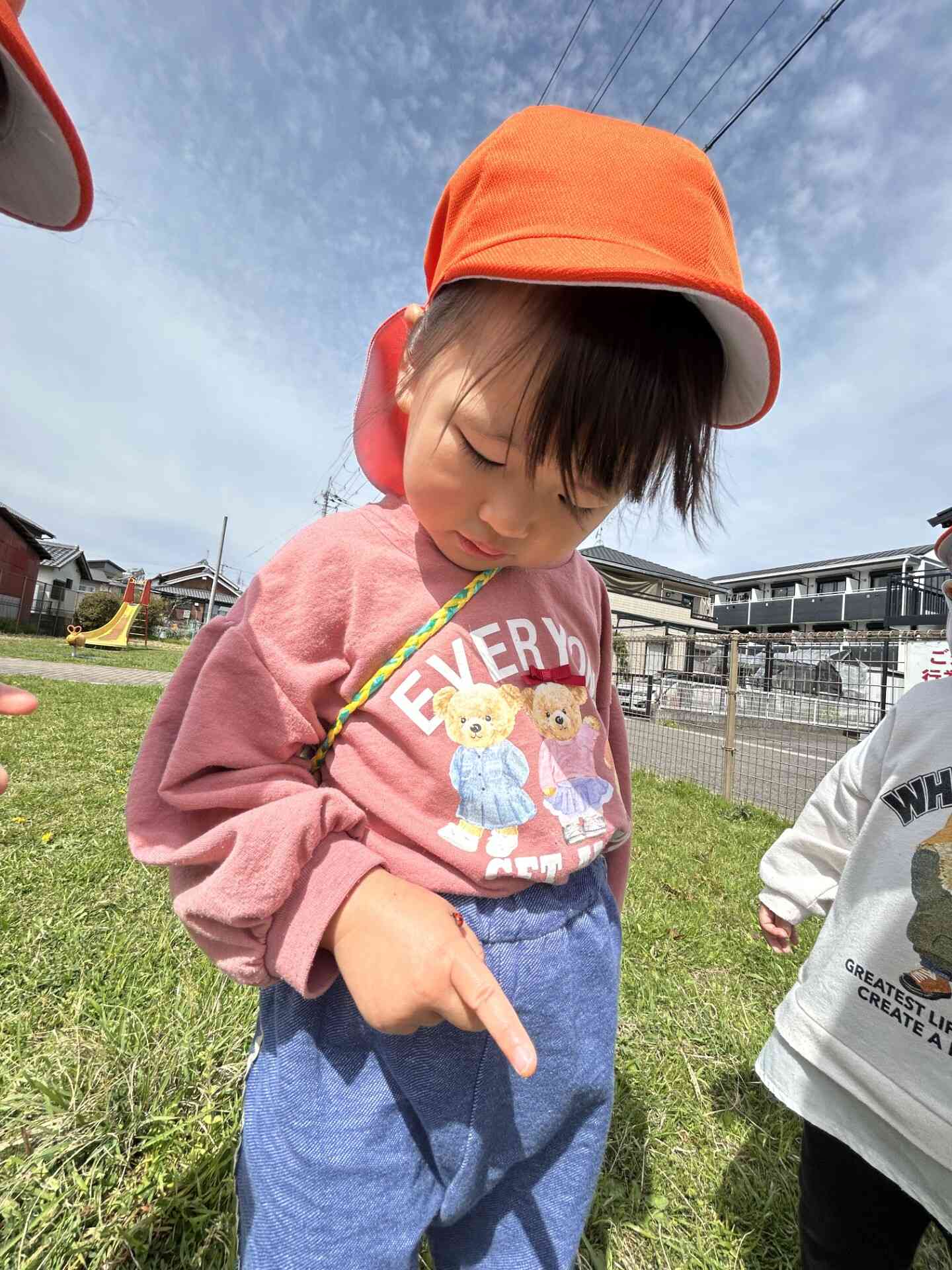 見て！てんとう虫がおててに飛んできたよ。