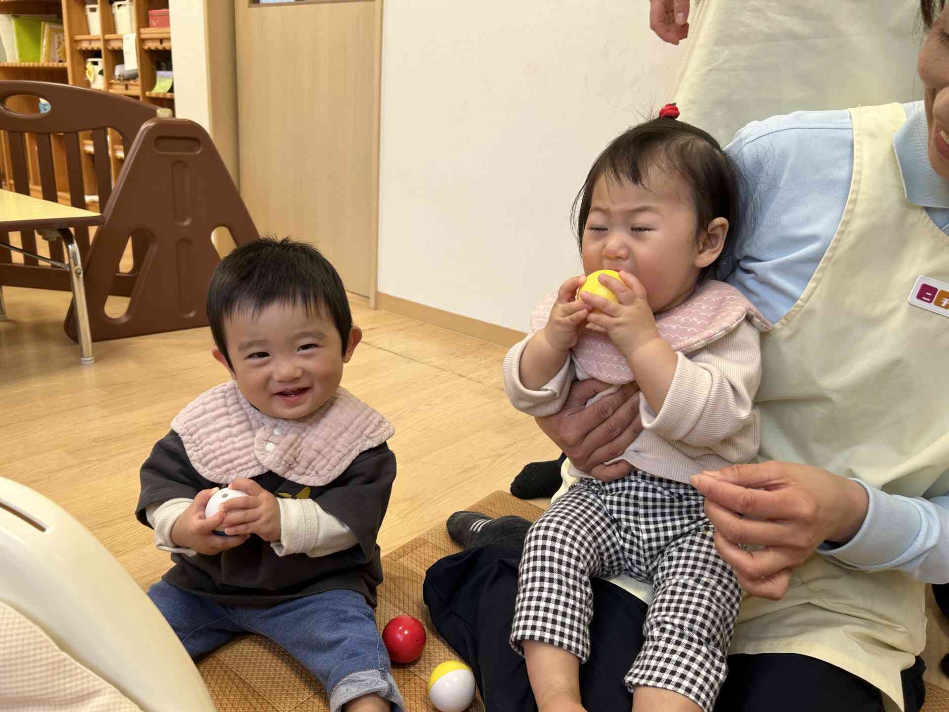 音が鳴るおもちゃに興味津々です！