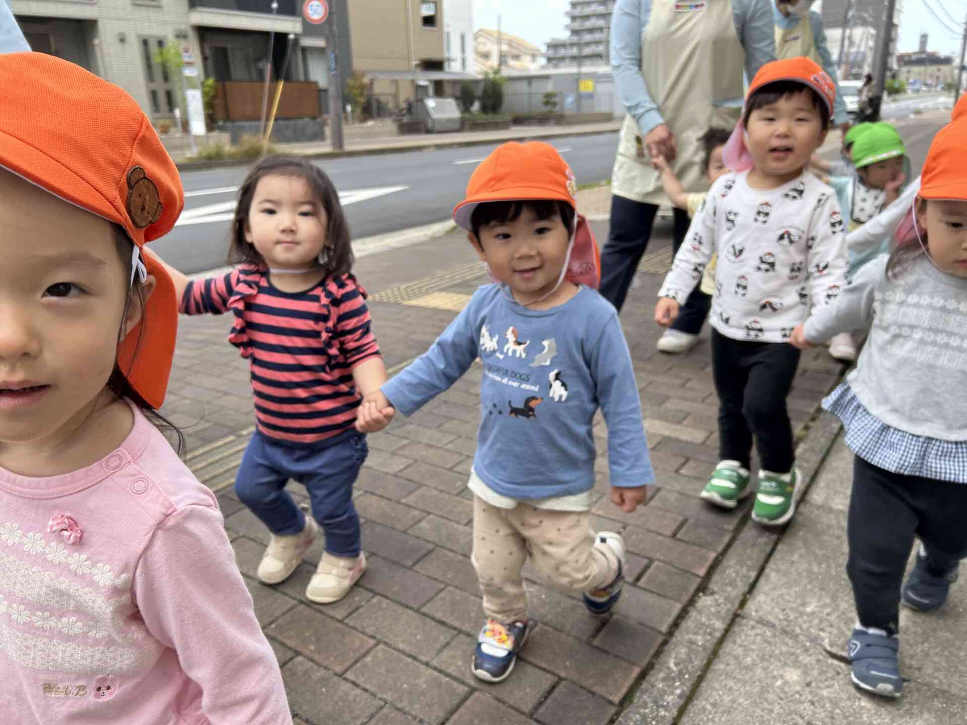 『手をつないで駅まで行ってきます』