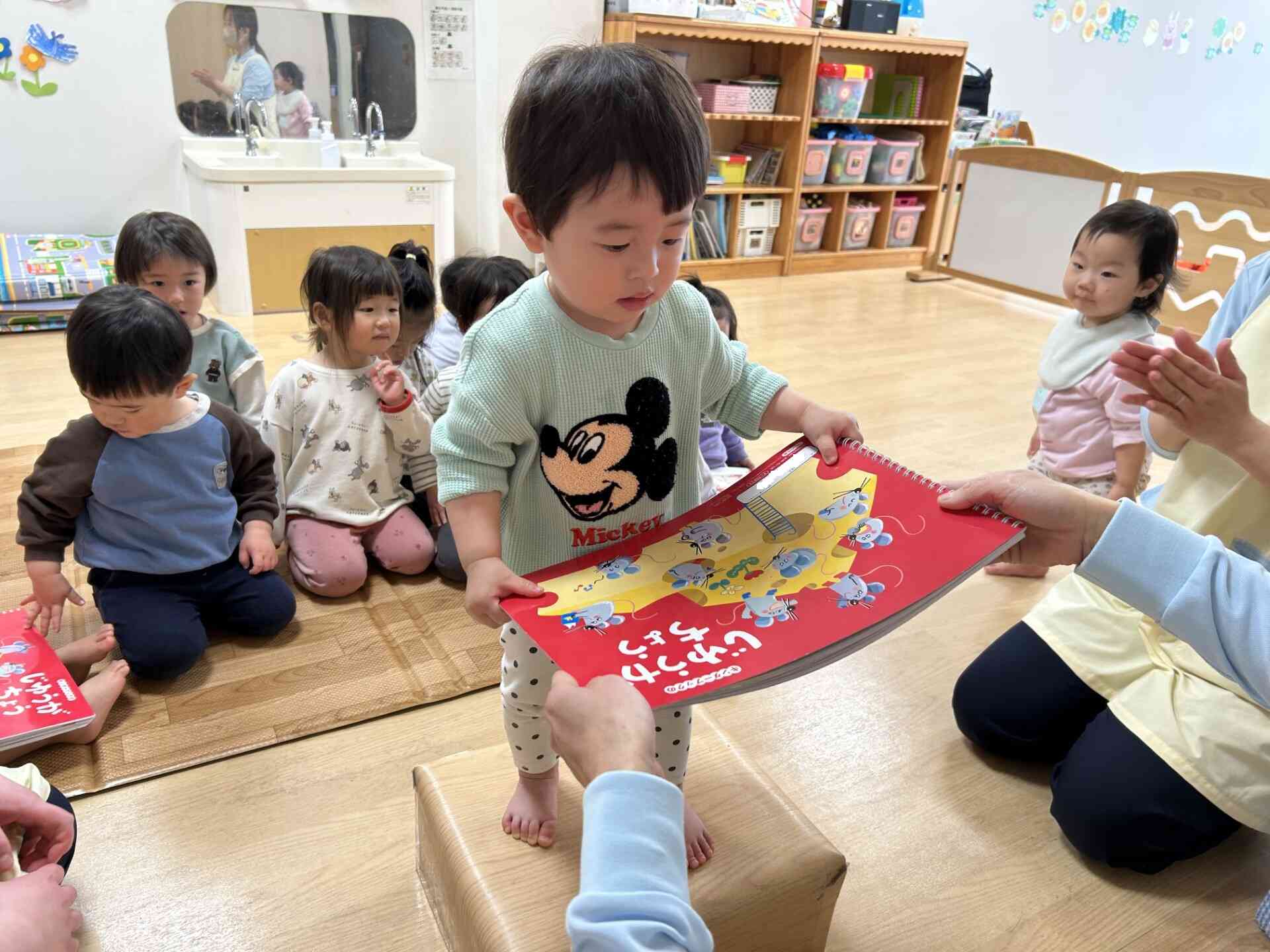 真剣な表情で思い出帳をもらっていましたよ。