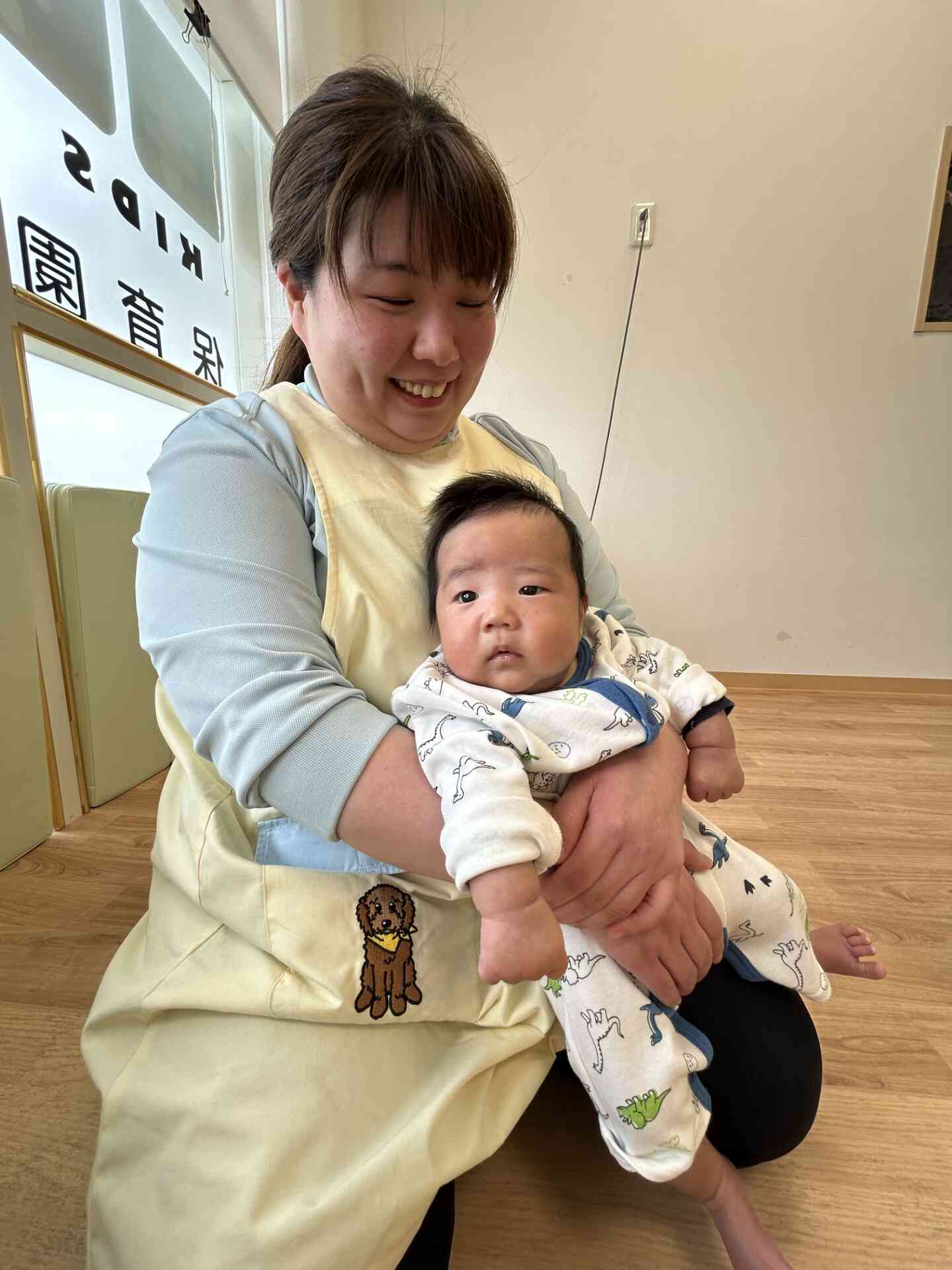 先生に抱っこをされながらご機嫌です！