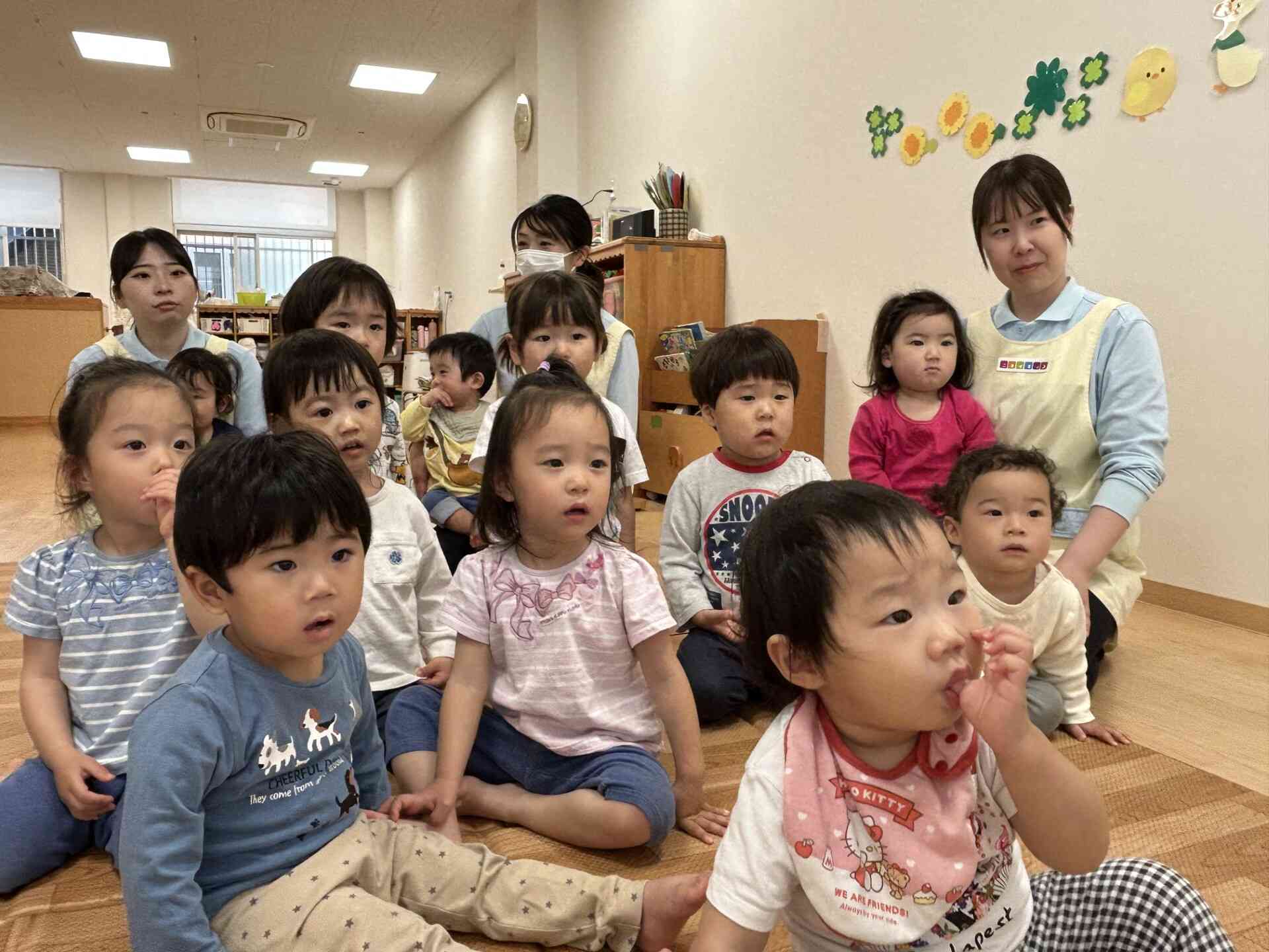 先生の出し物に釘付けです！