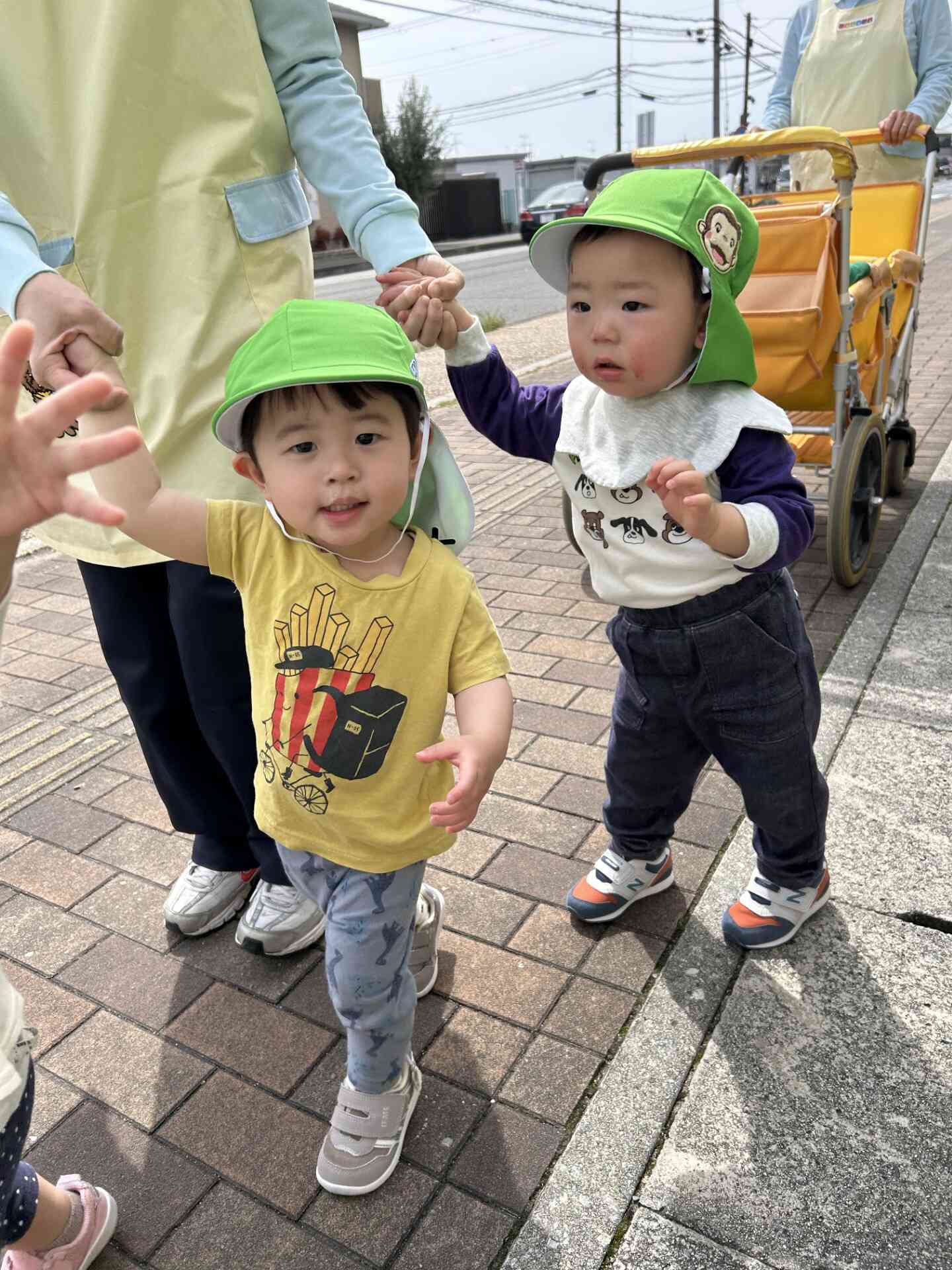 新しいお友だちも上手に手をつないでお散歩できました!