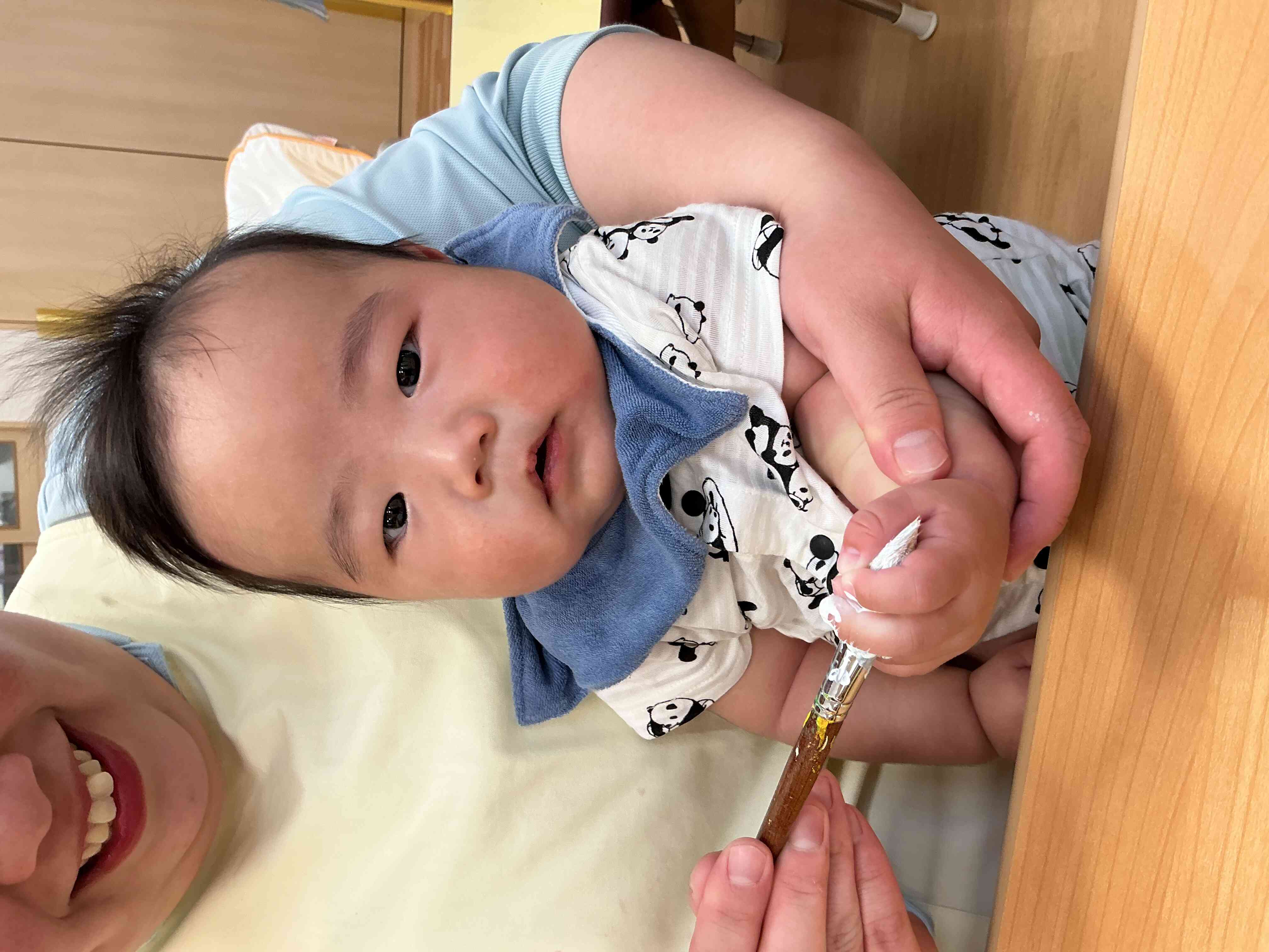 塗り塗りしてもらっている中、バッチリカメラ目線です!