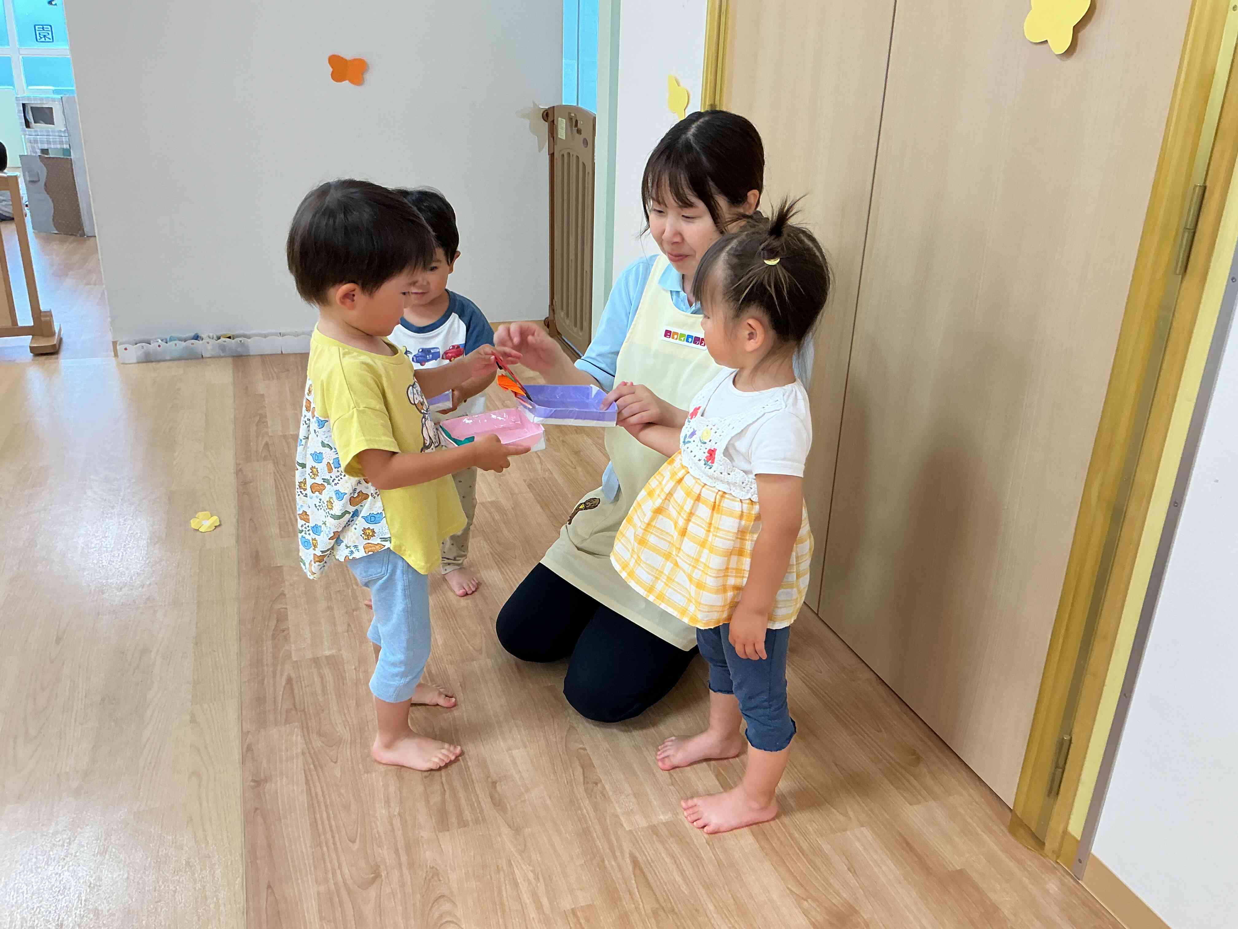 お友だちにはい、どうぞ。