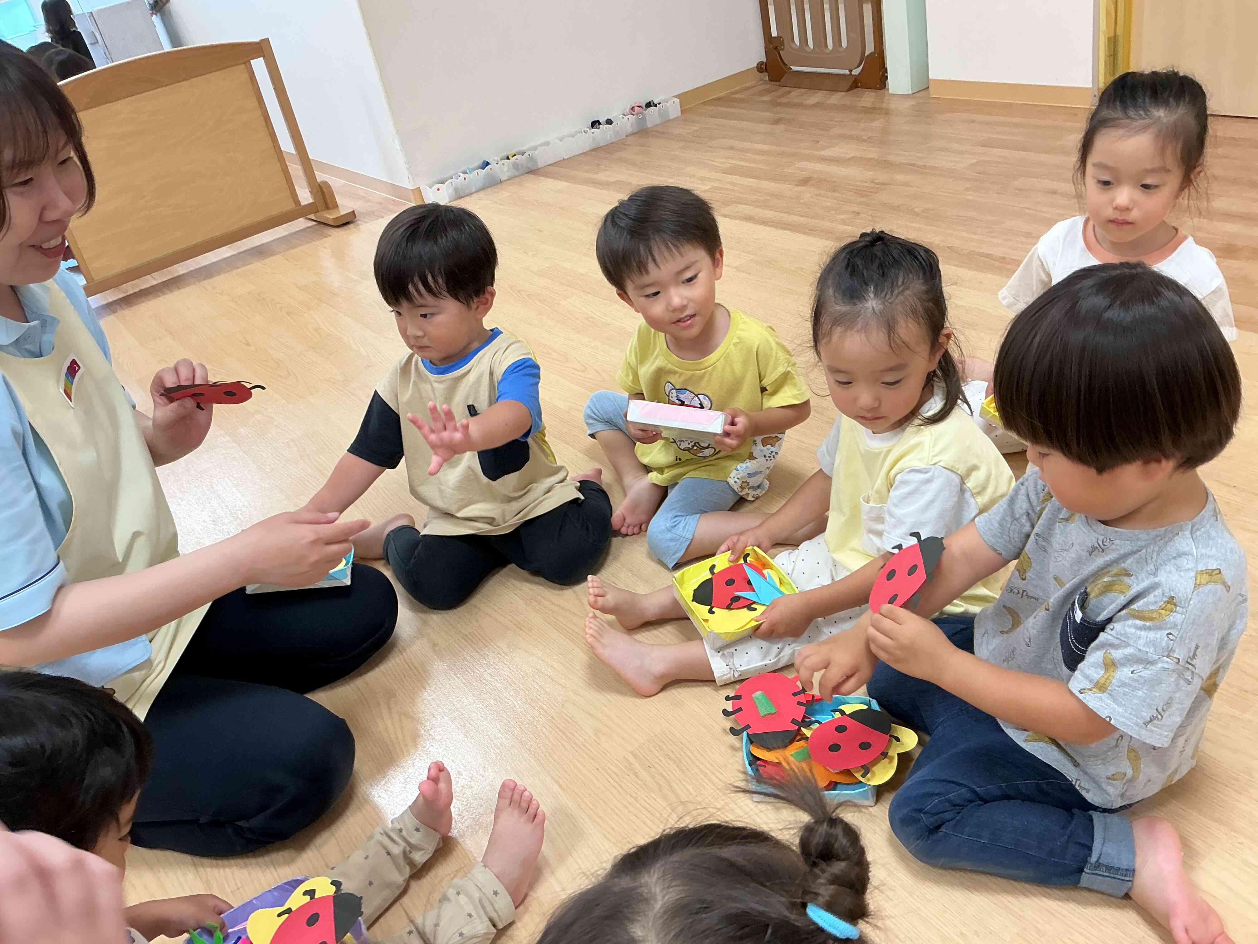 てんとう虫が腕に登ってきたよー!