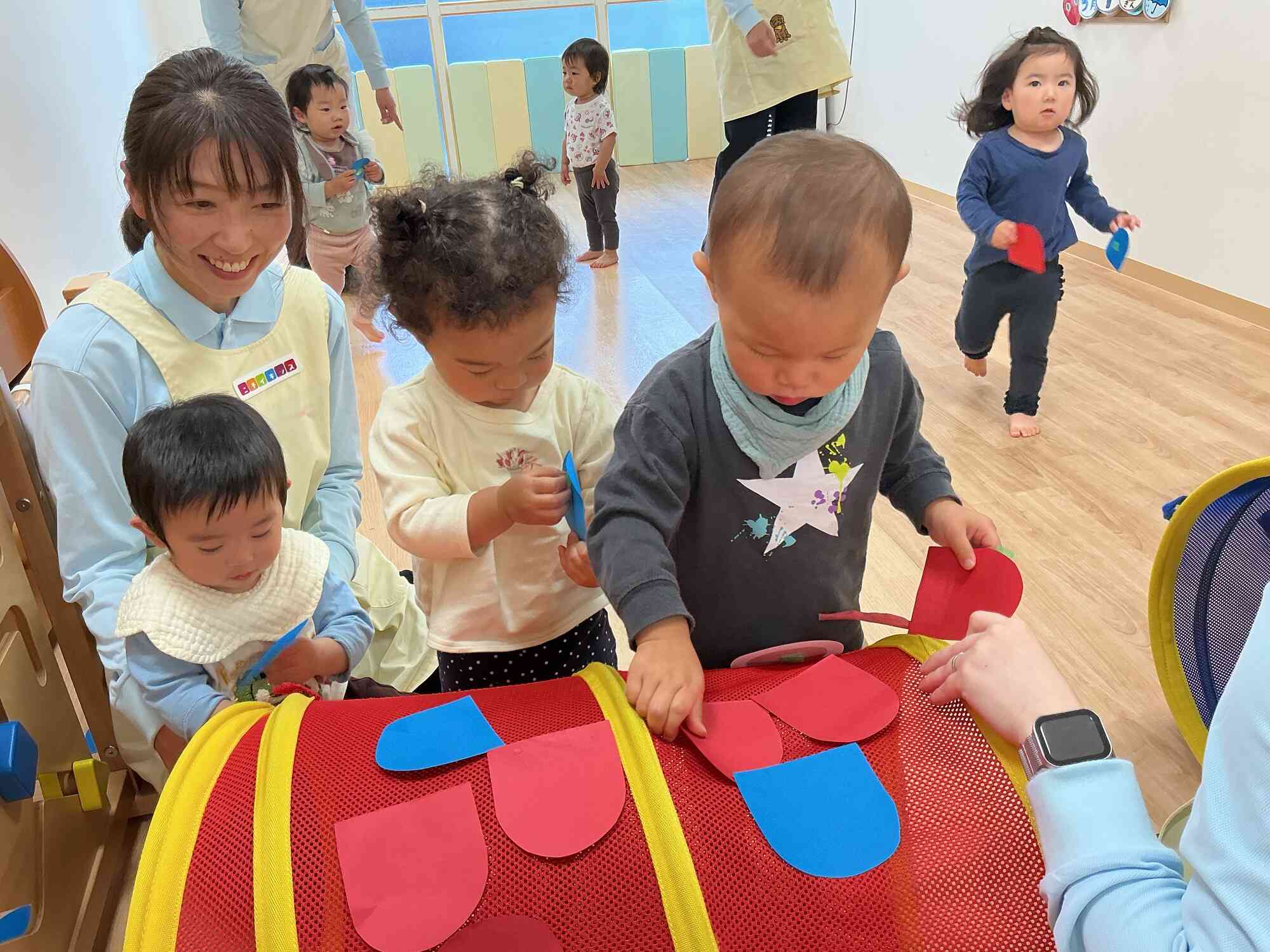 あひる組さんひよこ組さんは、ペタペタ貼ることを楽しんでくれていました!