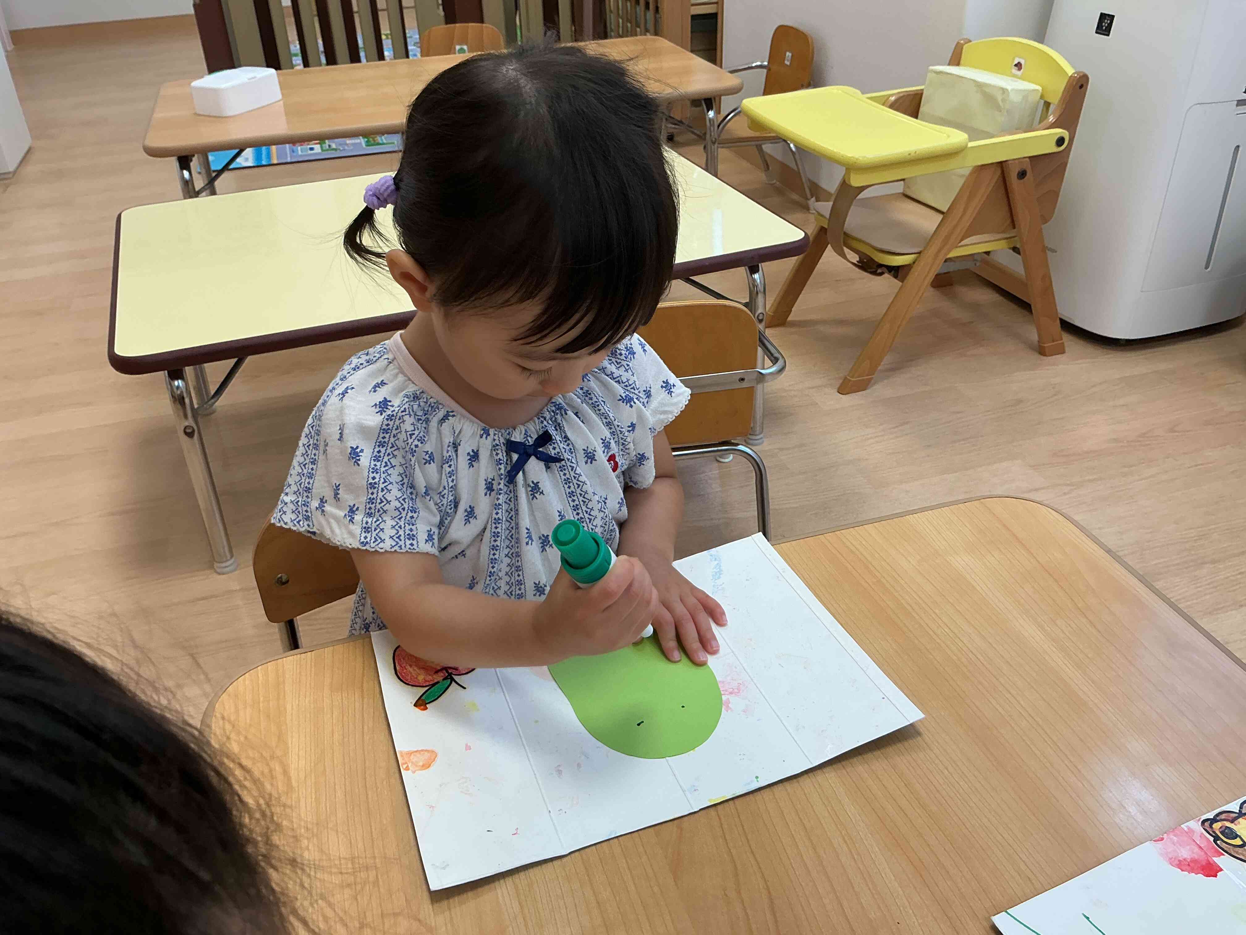 ずれないよう上手に紙を押さえながら慎重に書いていましたよ!