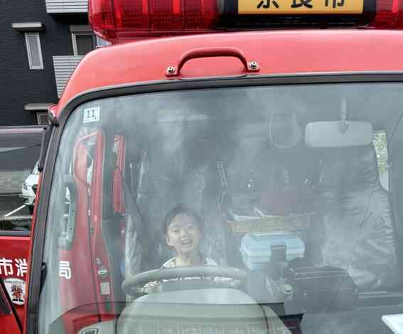 運転席に乗せてもらったよ!すごいでしょ♪