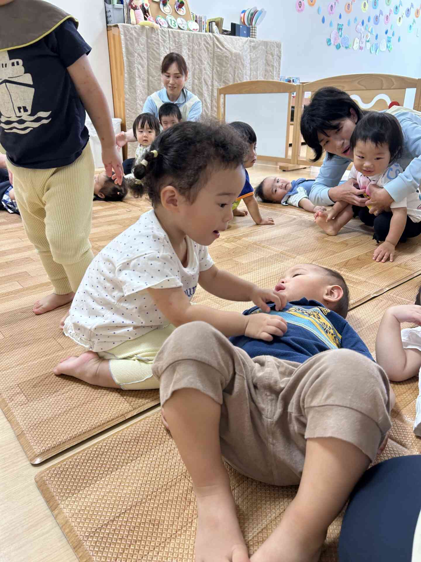 お友だちといっしょにふれあい遊びをしたよ。