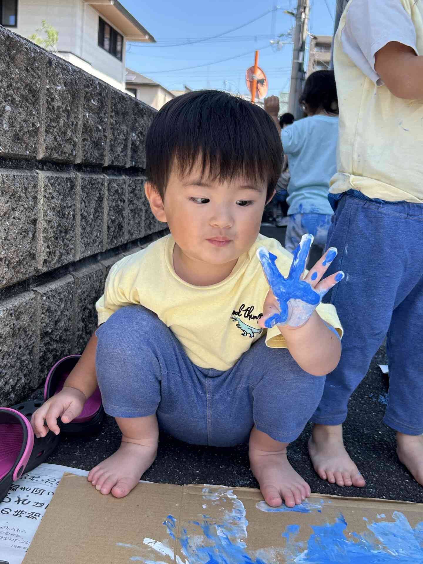 見てみて〜！と青くなった手を見せてくれていましたよ！