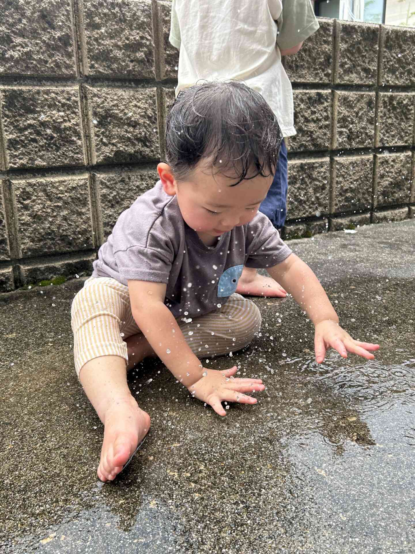 水たまりをバシャバシャ！
