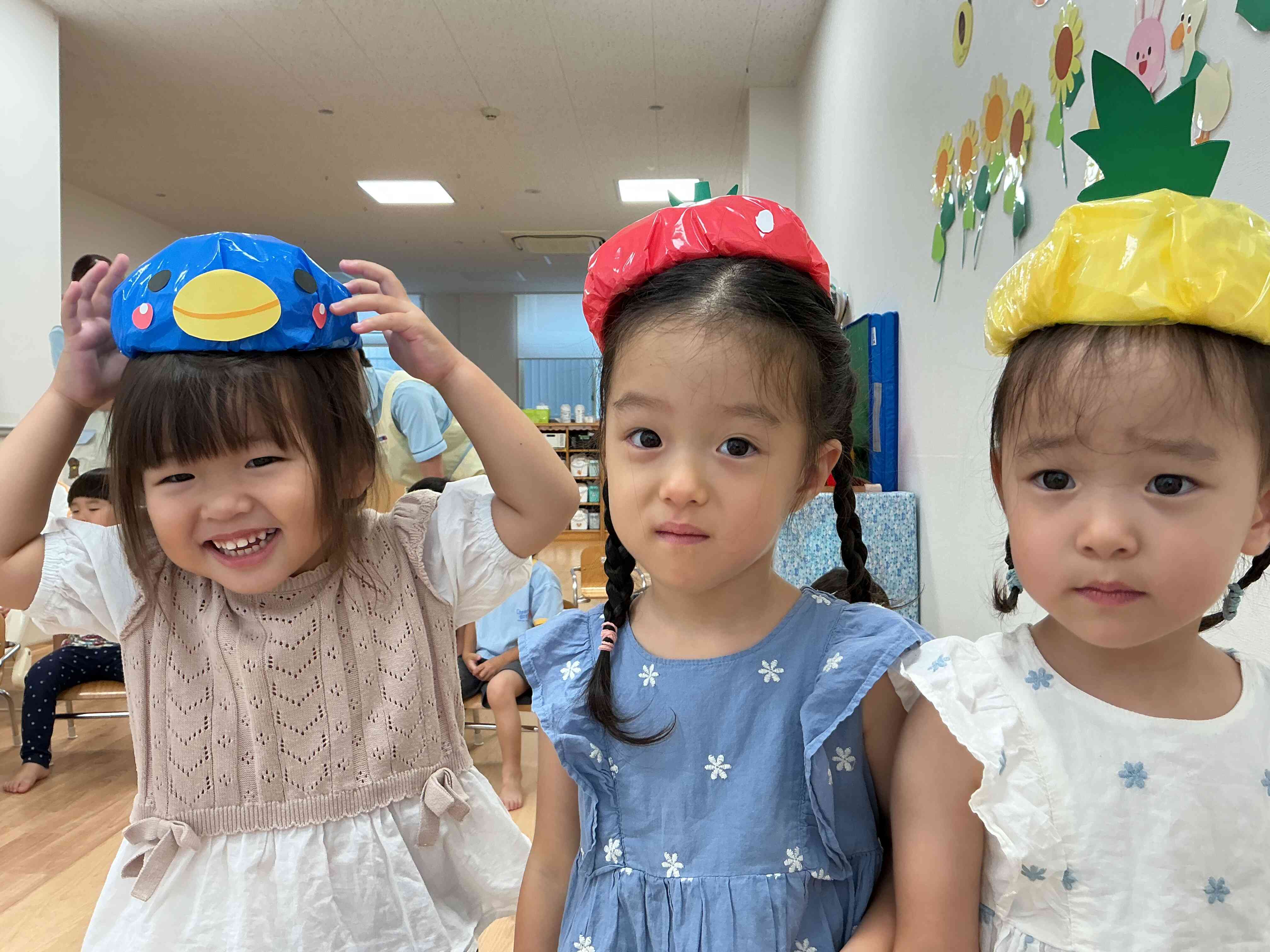 みんなに嬉しそうに帽子を見せてくれていました!