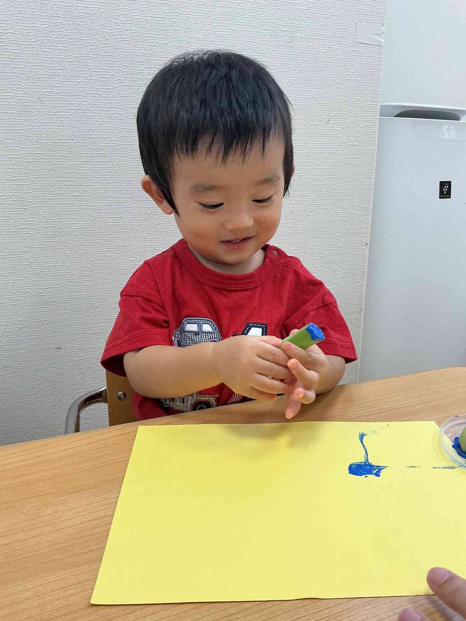 ニコニコ笑顔で野菜スタンプを楽しみました。