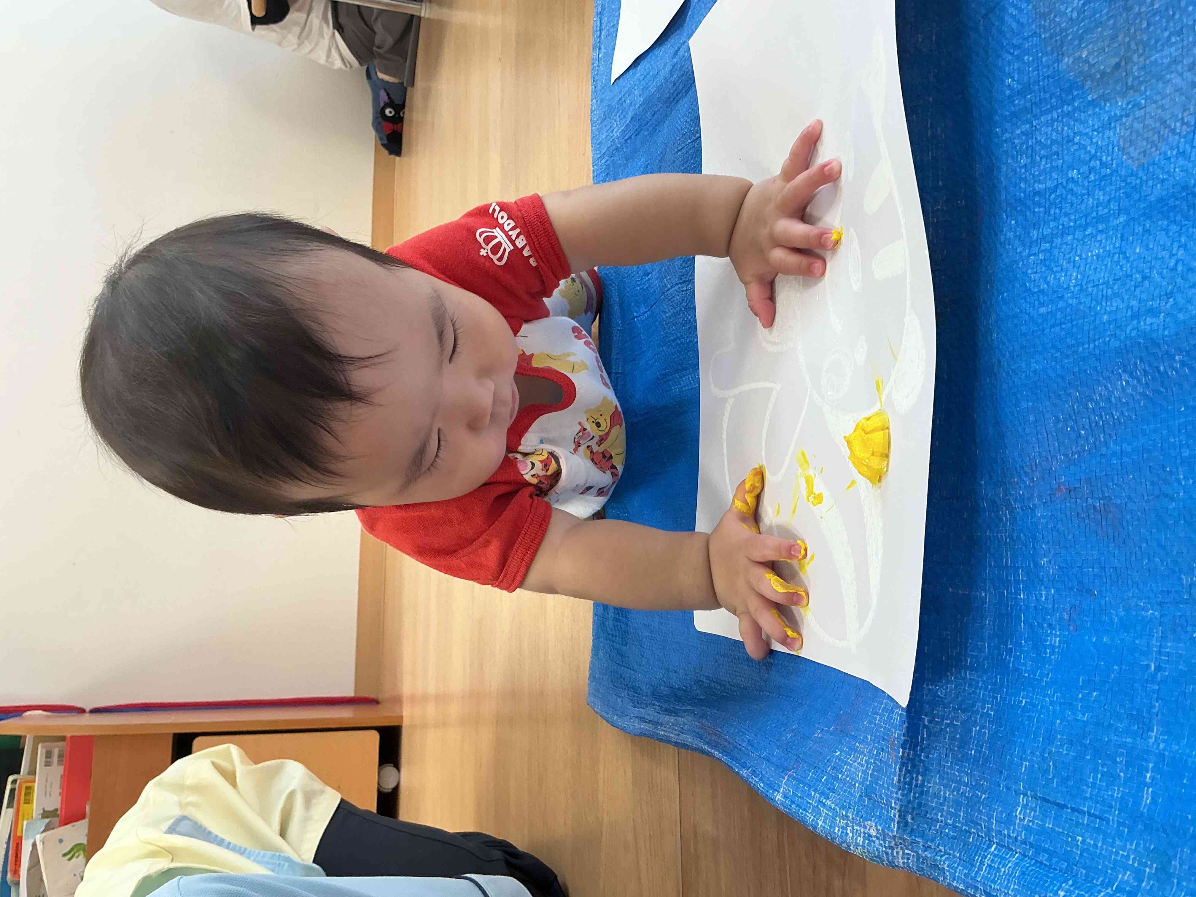 ぼくも氷絵の具に触れて遊んだよ。