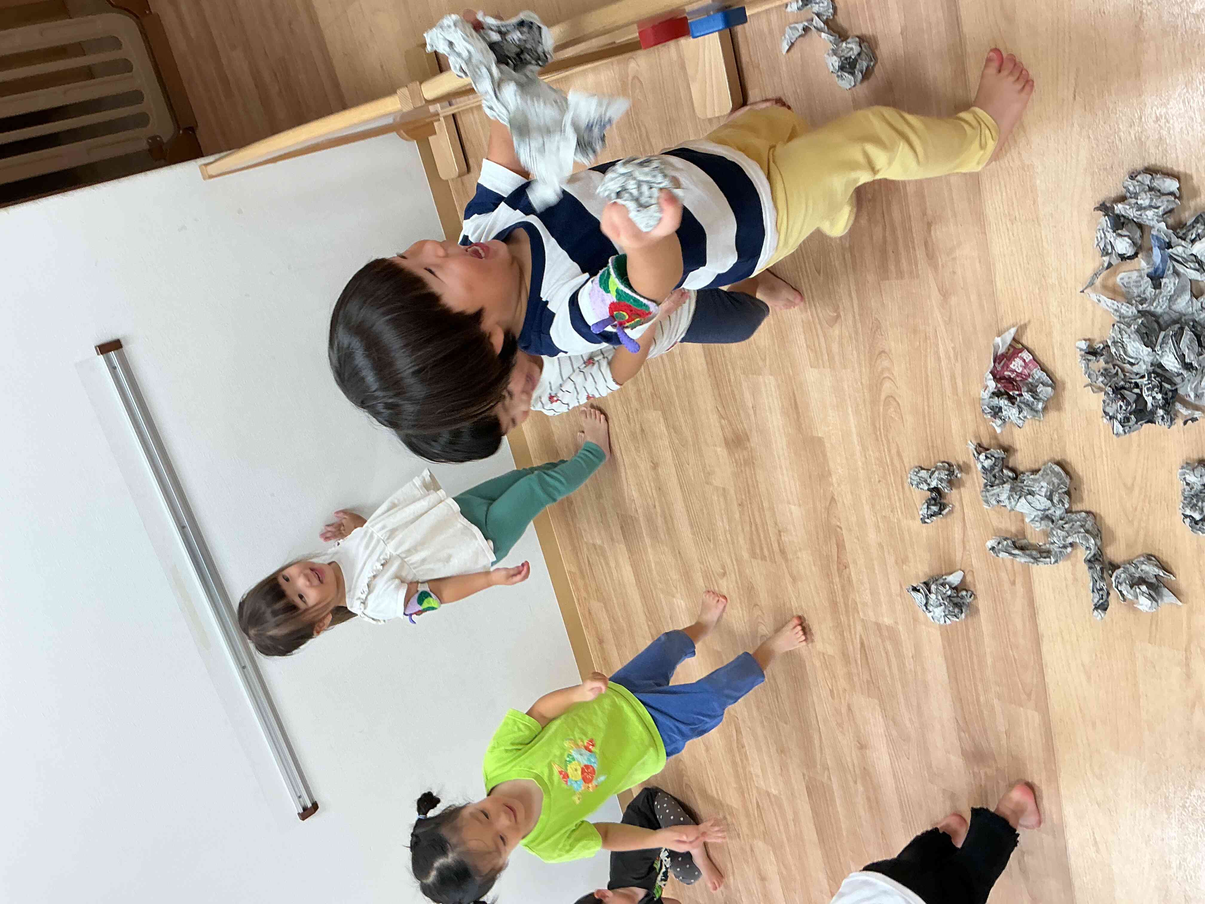 子どもVS先生で新聞玉投げ対決したよ。