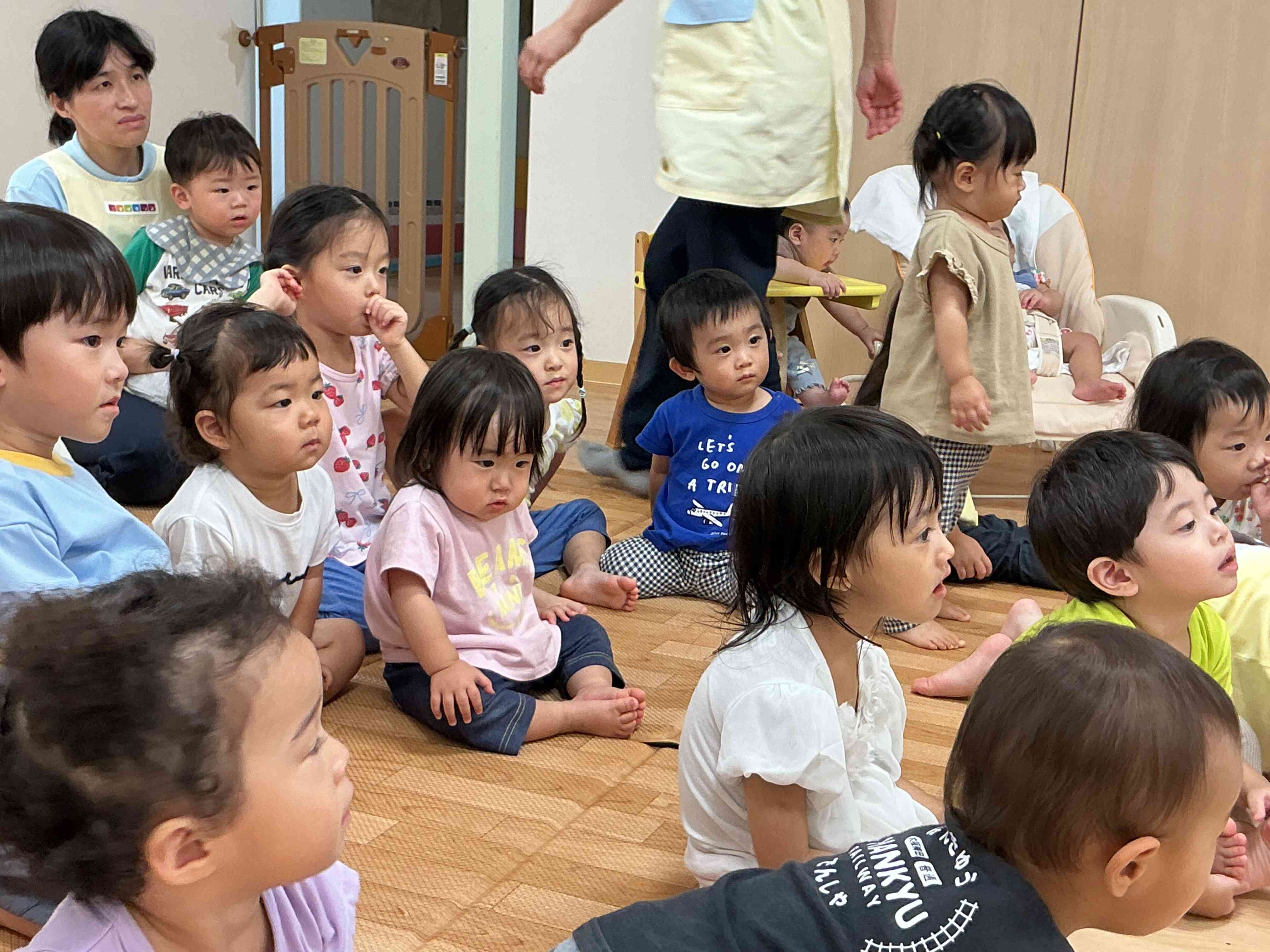 真剣にパネルシアターを見ています!