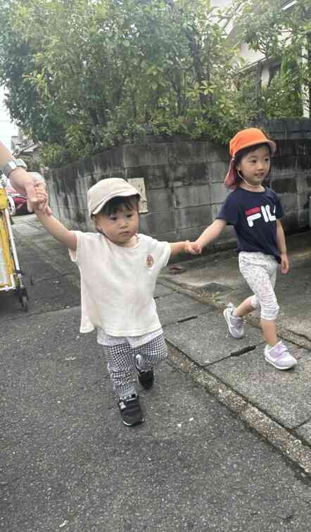「お姉さんと一緒にお散歩楽しいなぁ~」