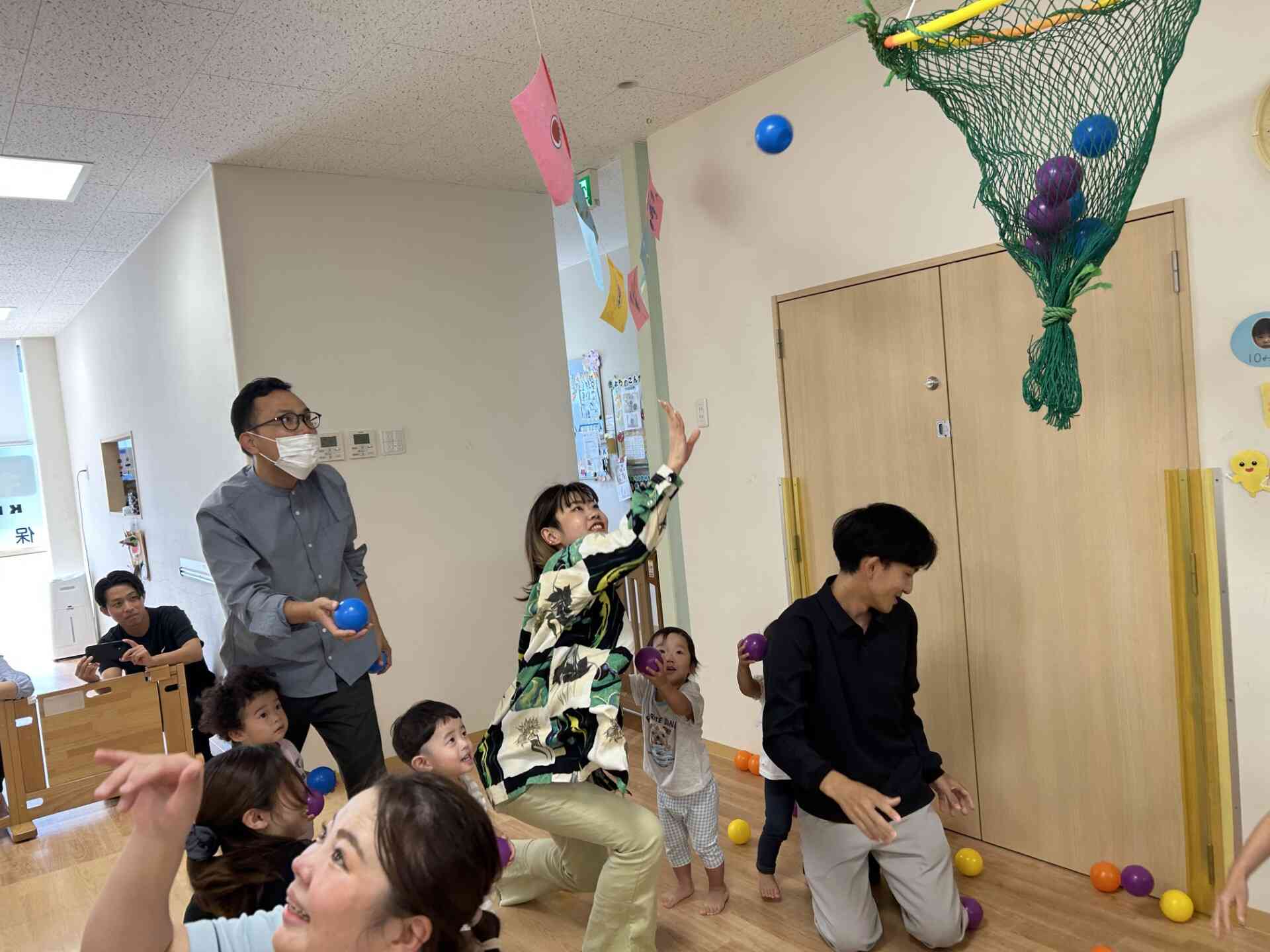 最後は保護者の方VS先生の戦い!玉入れもしました!