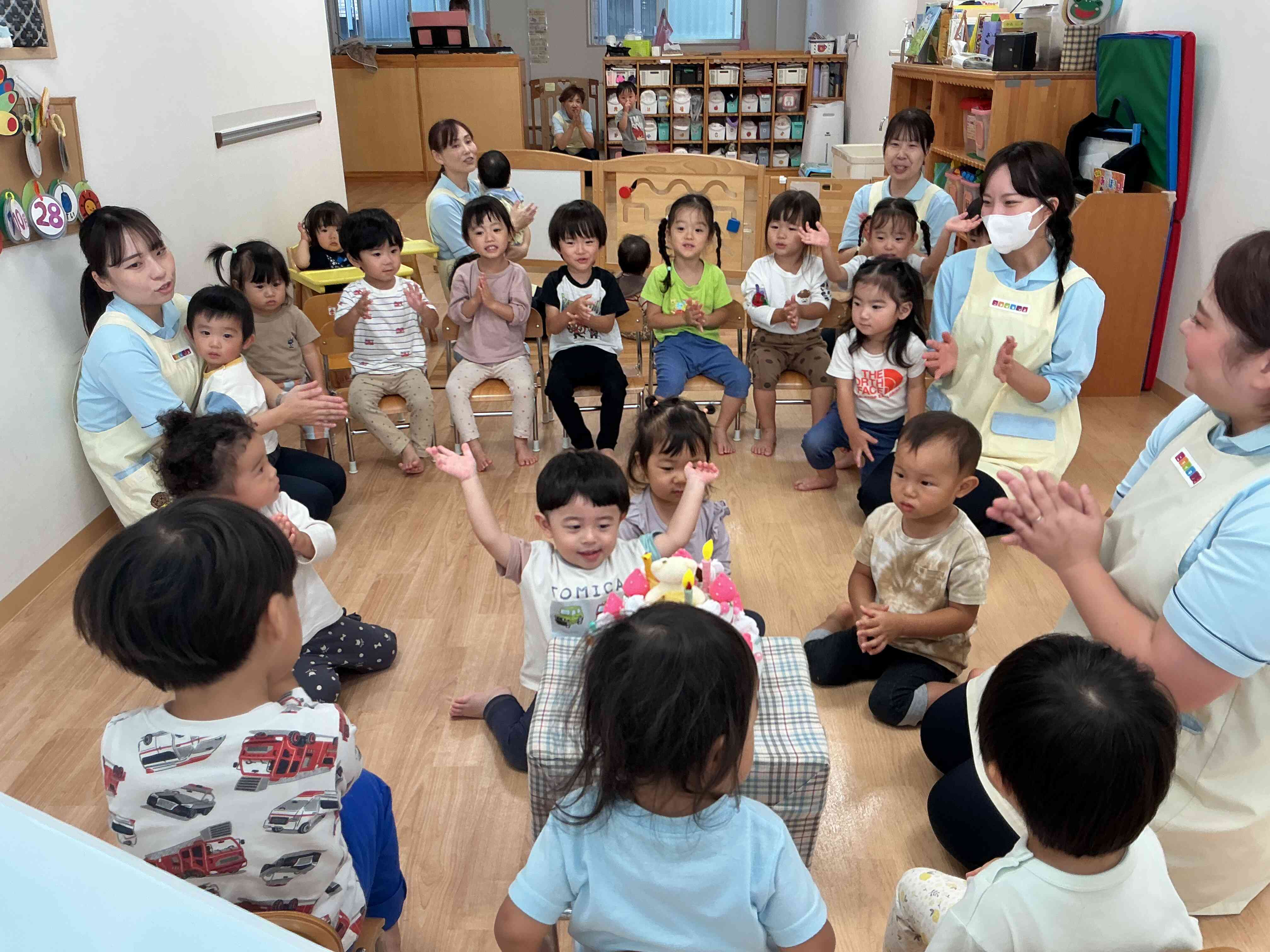 Happy Birthdayの歌をみんなで大合唱!
