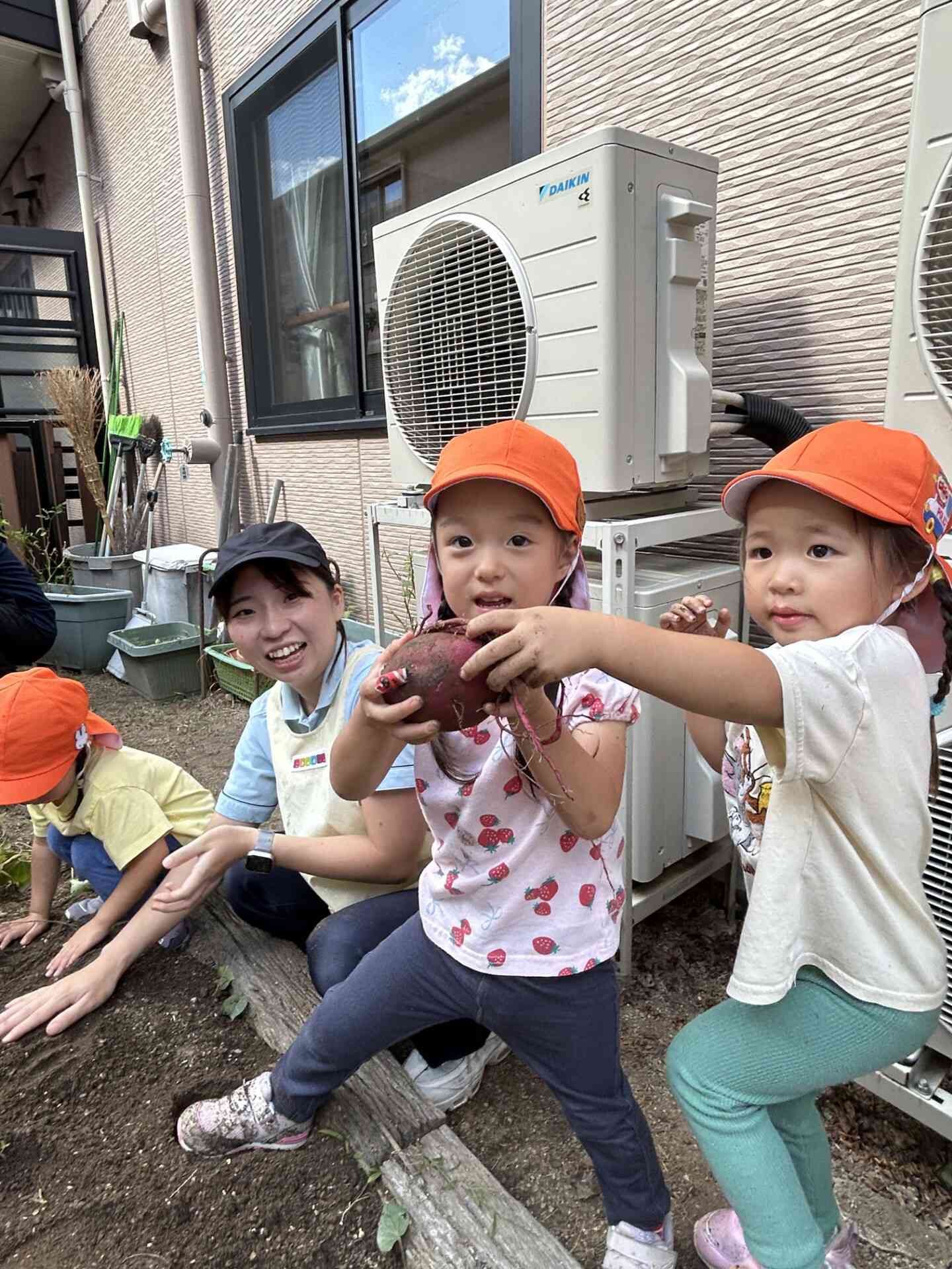 お友だちと一緒に「うんとこしょ！どっこいしょ！」
