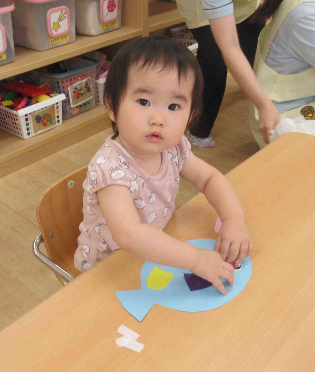 カメラのシャッター音に反応してチラッ☆