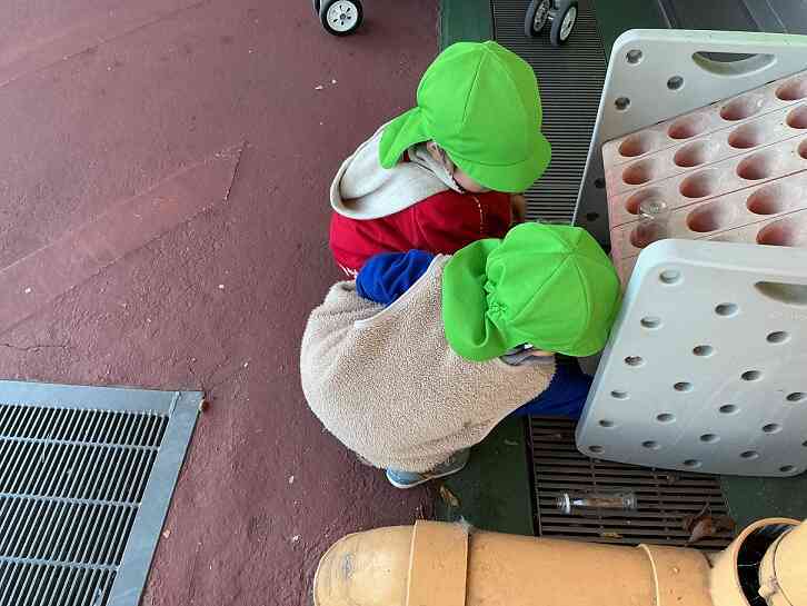 2人で「どんぐりあった！」