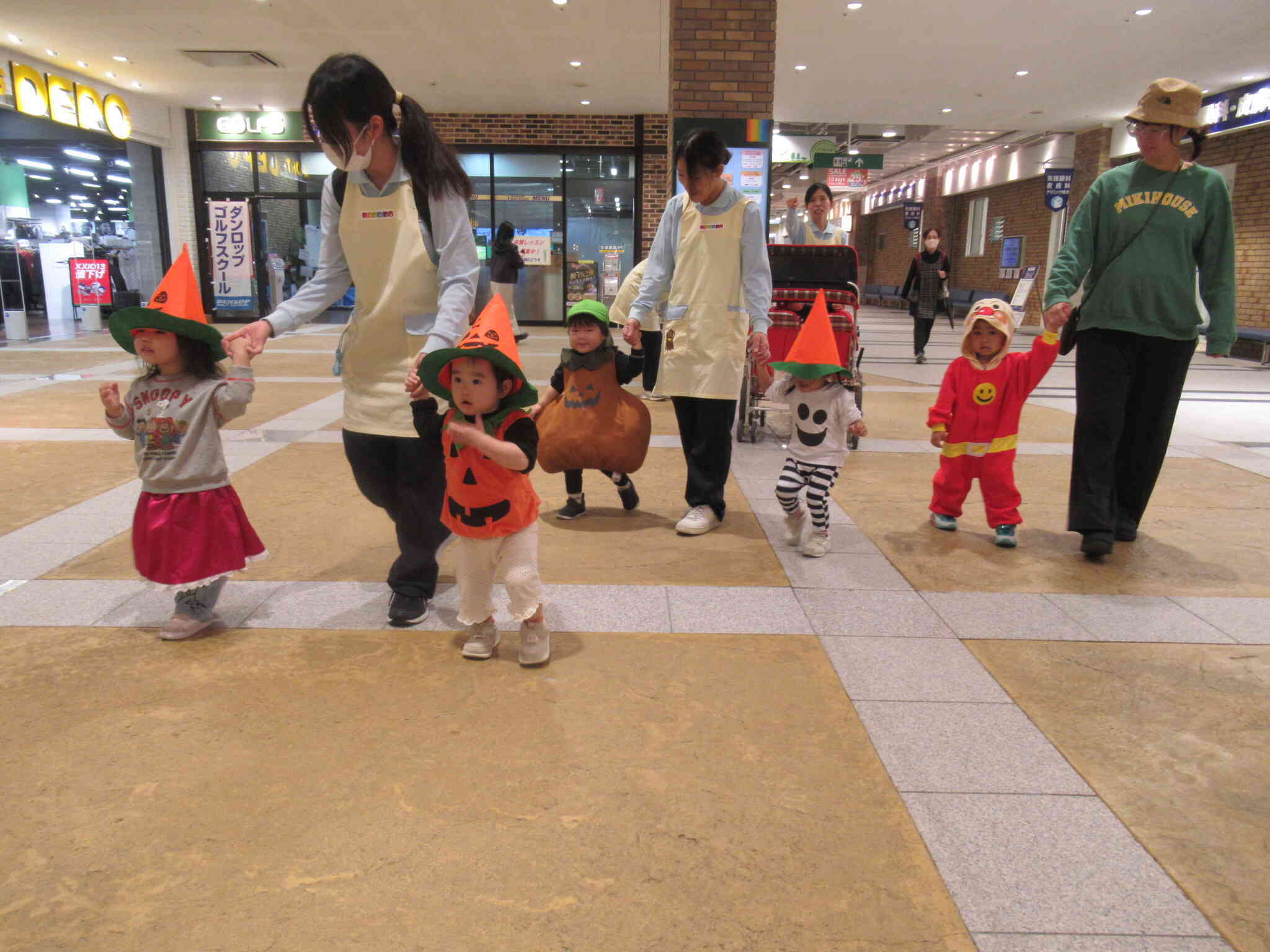 カラフルタウン館内をおさんぽ！みんなに「かわい～」っていってもらったよ♡