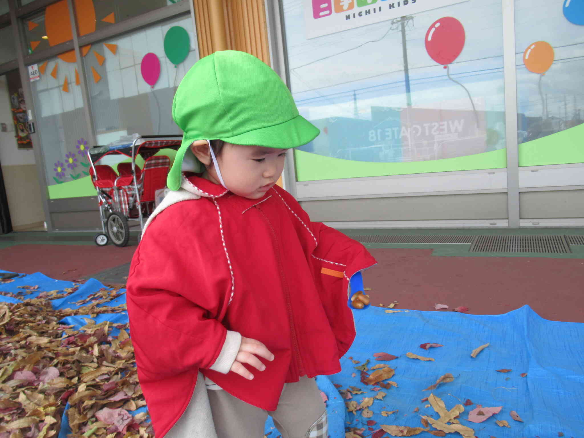 小さなスプーンにどんぐりをのせて慎重に・・・