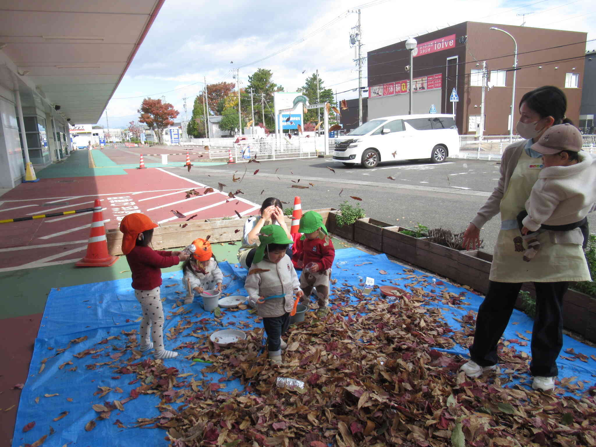 落ち葉　たのし～(^^♪