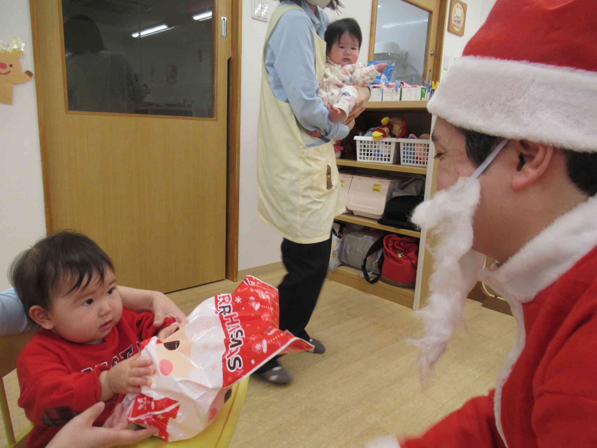 「だれかな～」ジ～っと見て確認！
