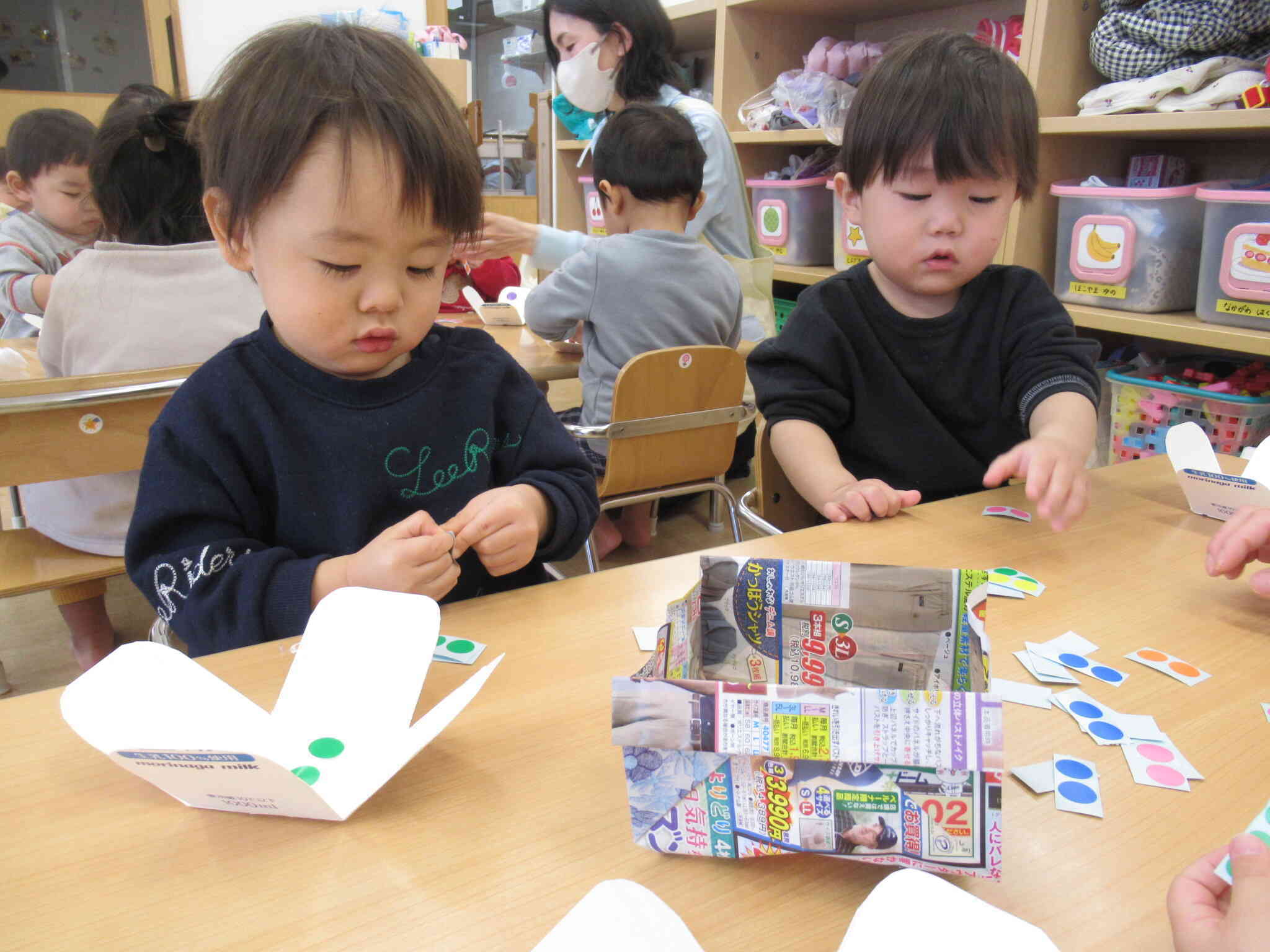 シールで飾り付け(^^♪