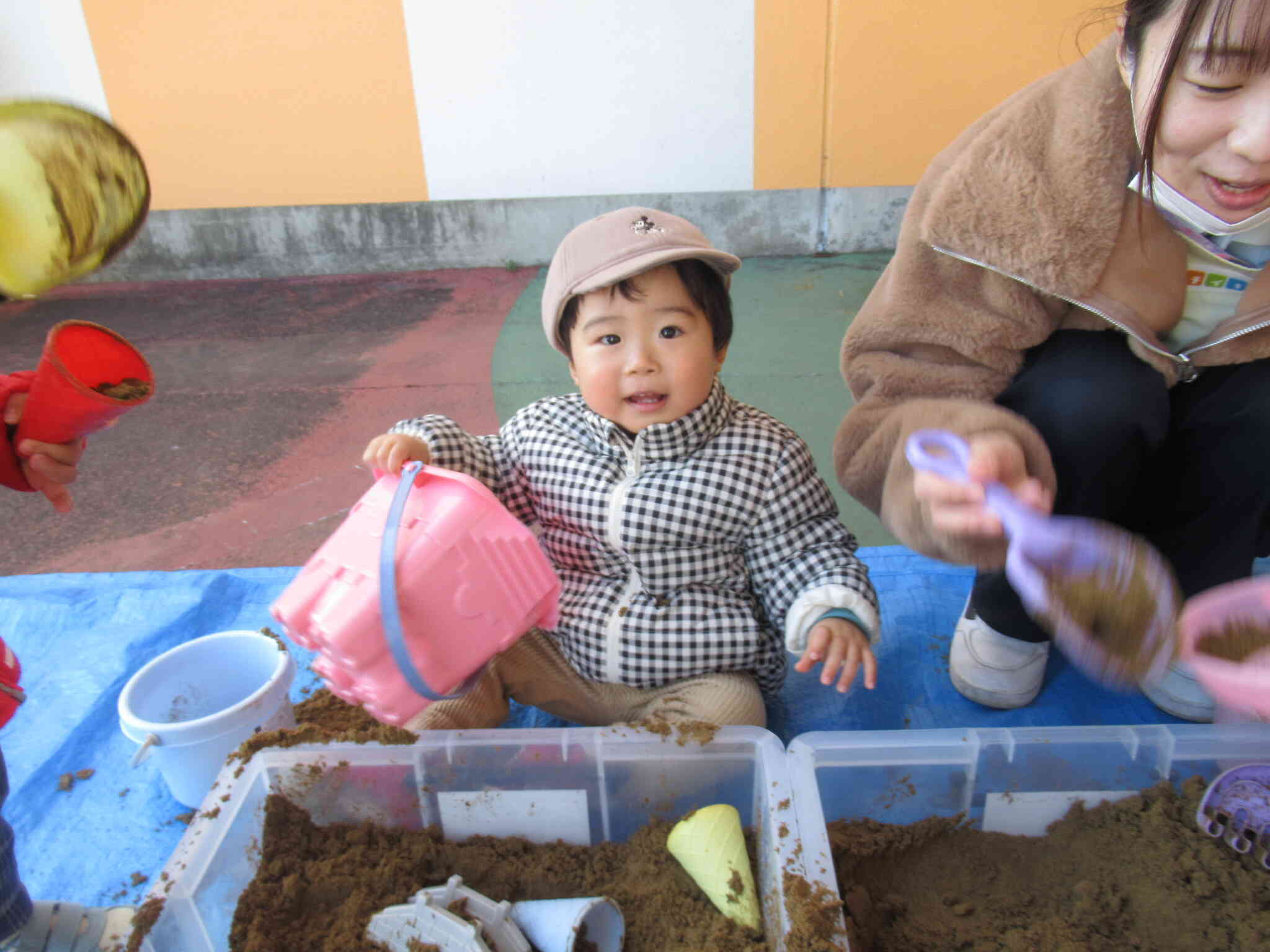 大きなバケツをもって(*'▽')