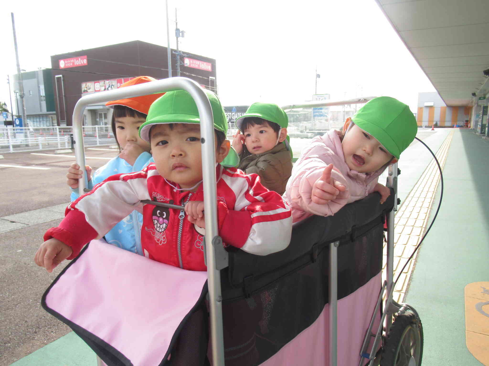 行きと帰りはお散歩カートで(^^♪