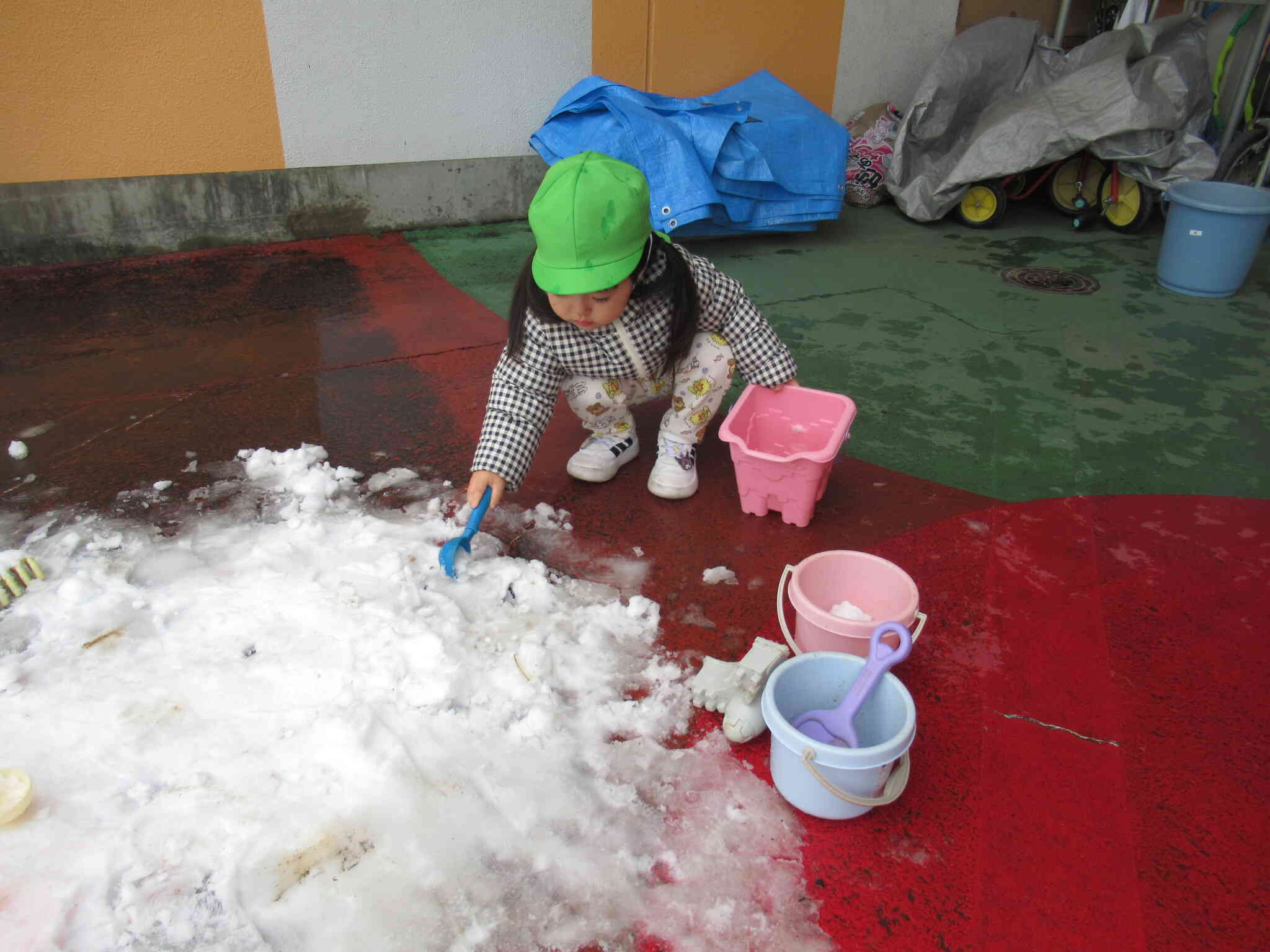 ぬれないように遠くからすくうよ(≧▽≦)