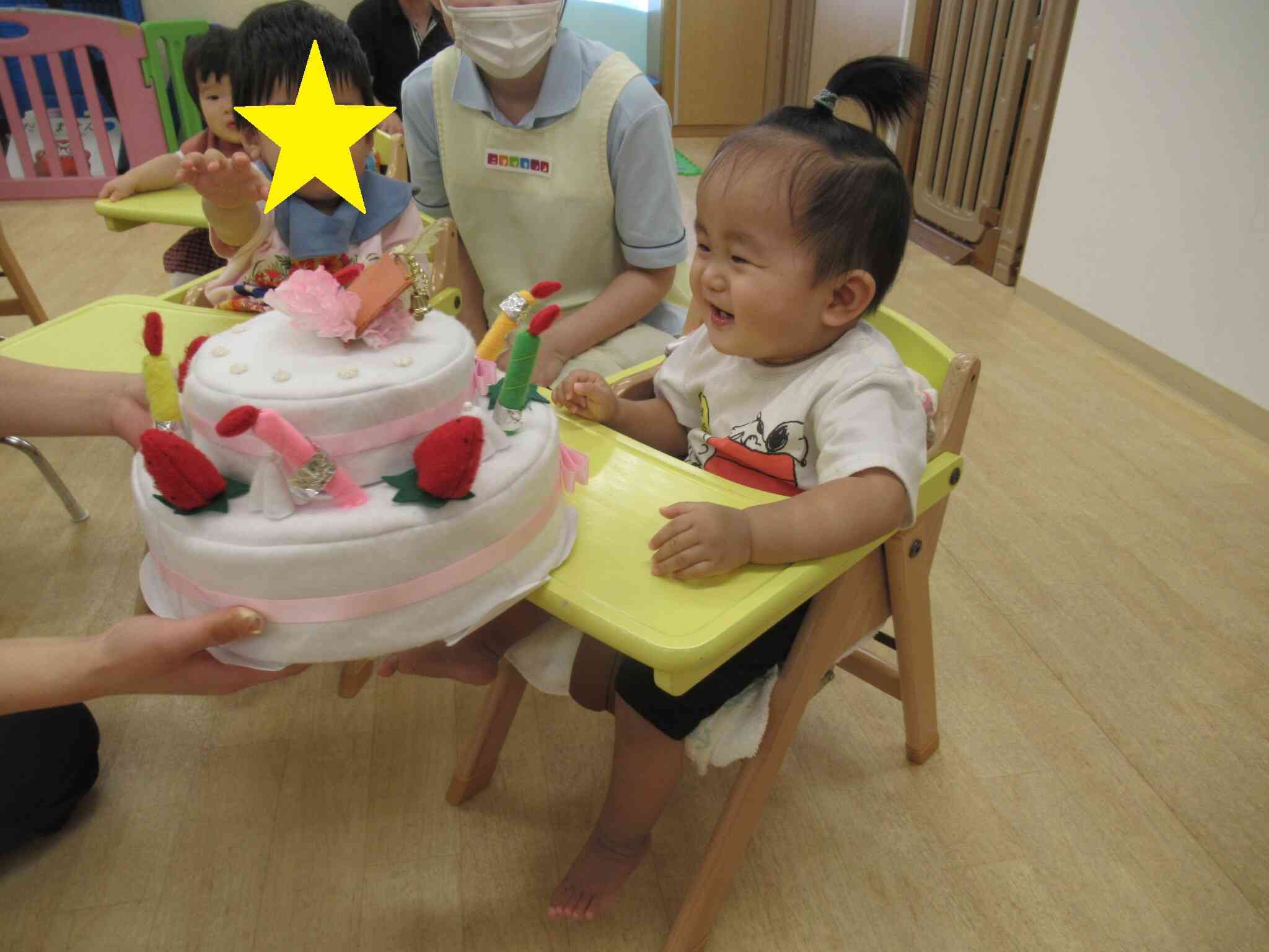 お友だちとケーキを分け合ってパクリ(^^)