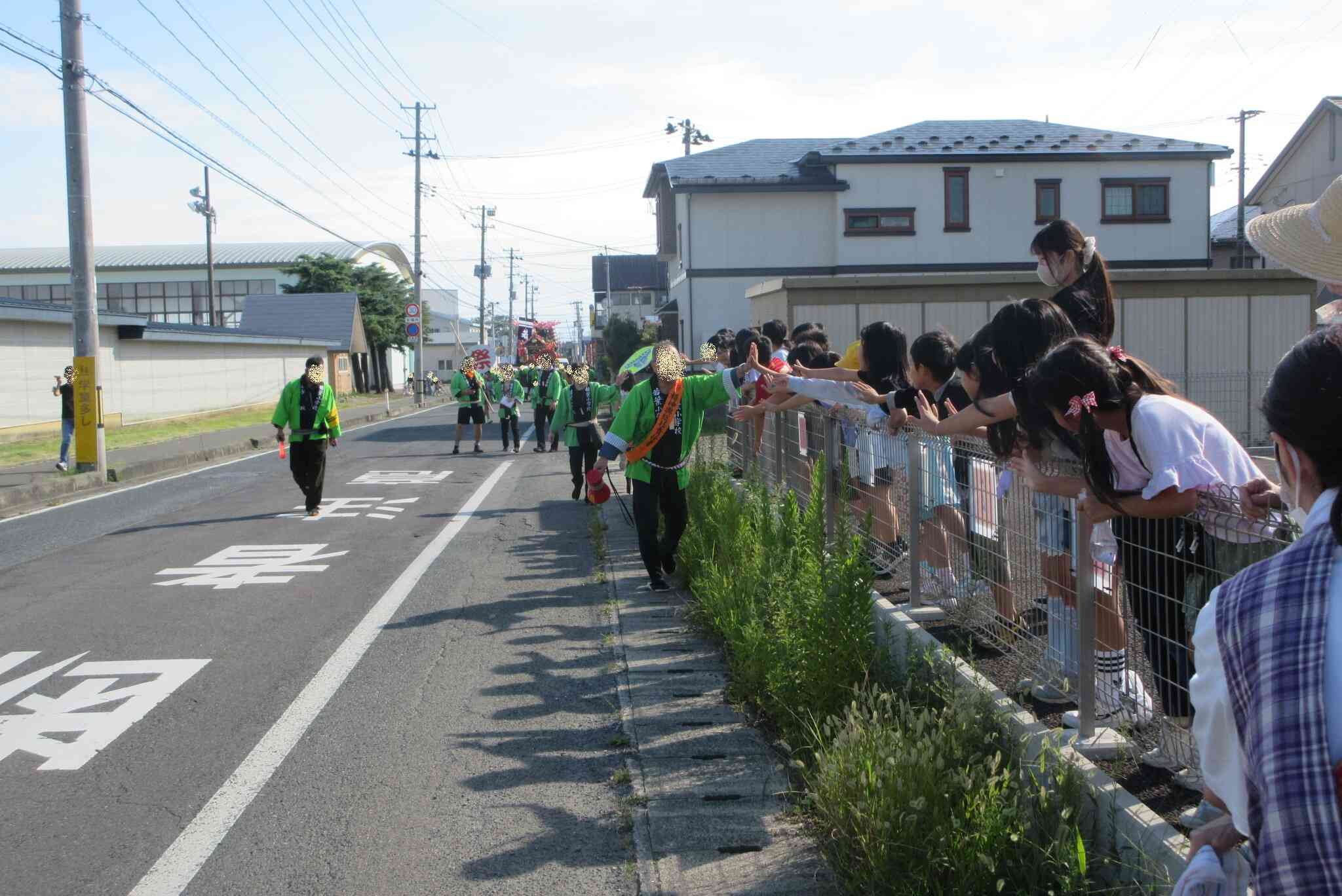 きたー！学校の先生だ！