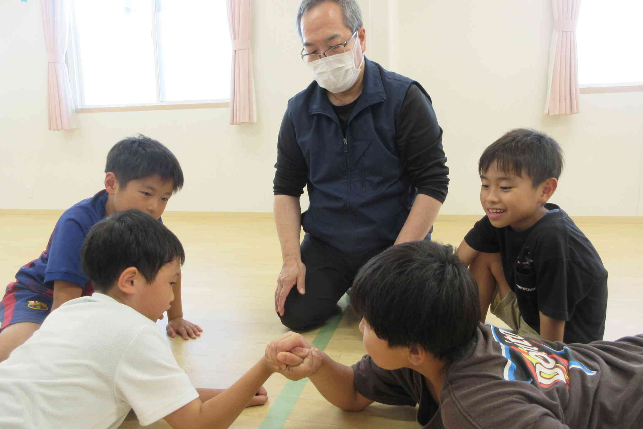 うでずもうで勝負だ！