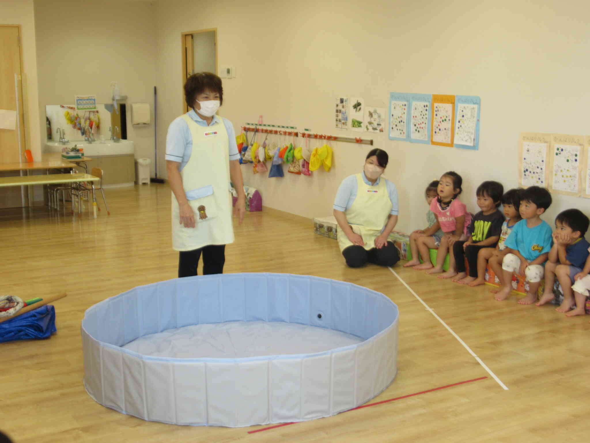 プールのお約束をしっかり聞いていますね。